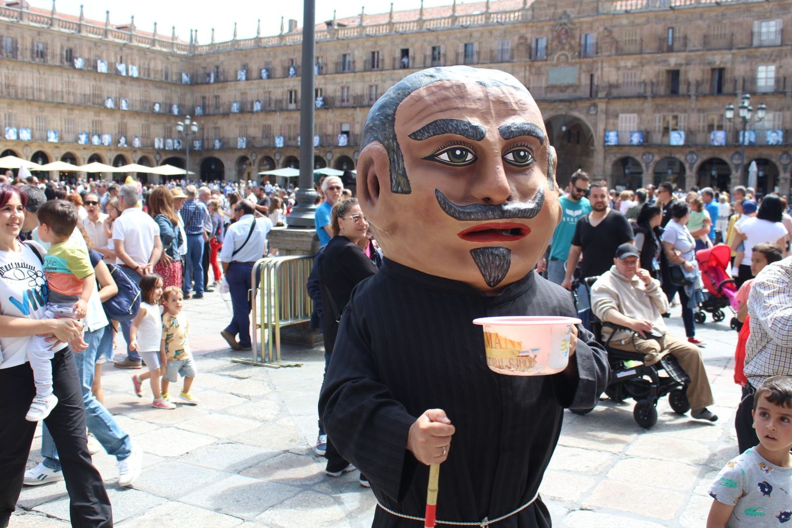 Cabezudos y charangas por el centro de la ciudad Cabezudos y charangas por el centro de la ciudad