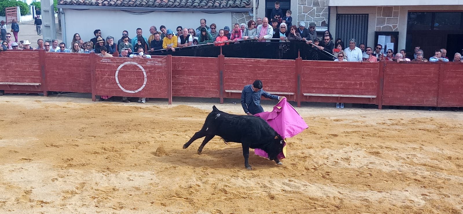 Novillada en Cabrillas a cargo de los alumnos de la Escuela de Tauromaquia de Salamanca Novillada en Cabrillas a cargo de los alumnos de la Escuela de Tauromaquia de Salamanca