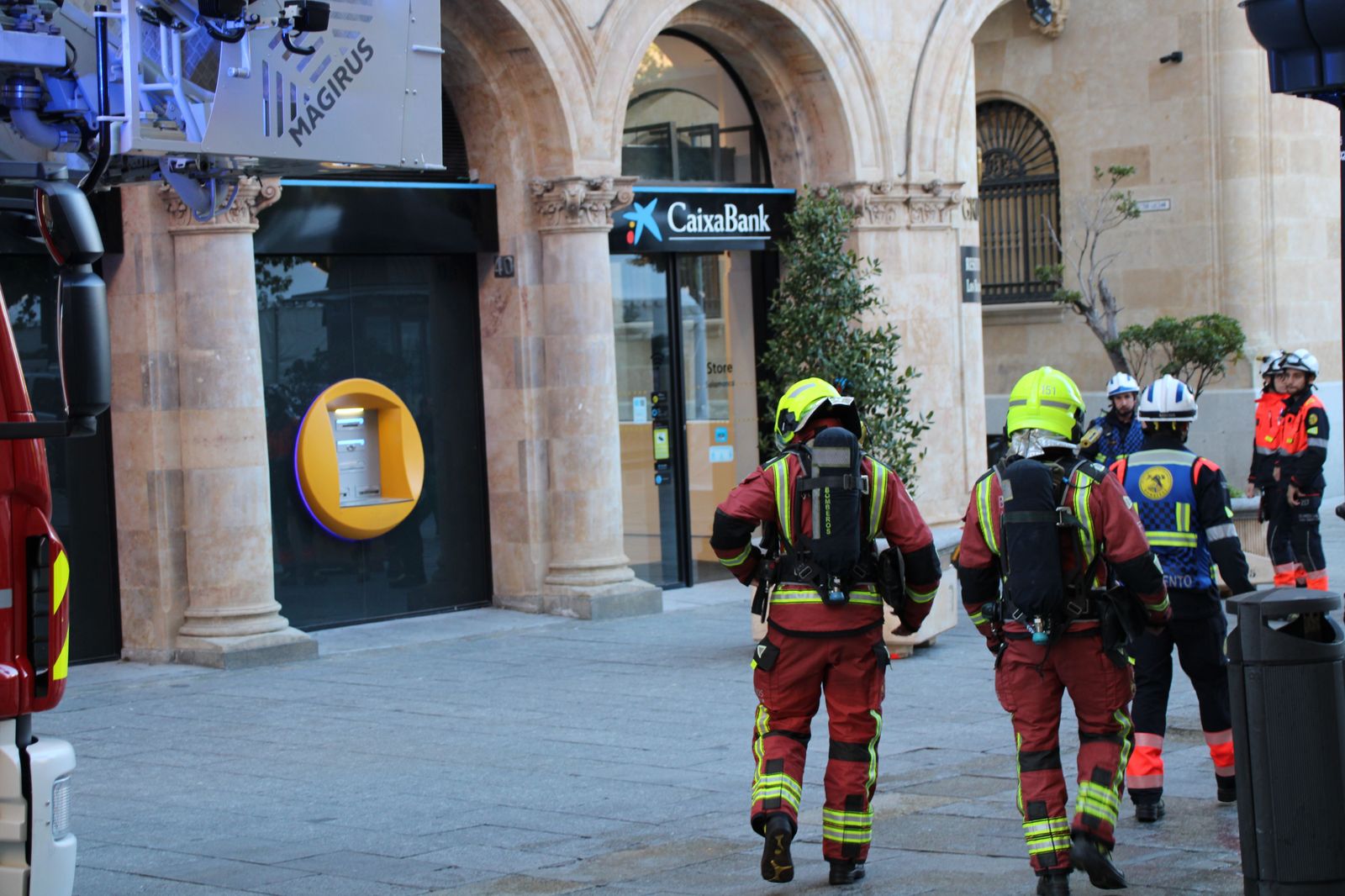 bomberos-y-policia-local-trabajan-en-el-desalojo-de-una-oficina-bancaria-de-caixabank-en-la-calle-zamora-5