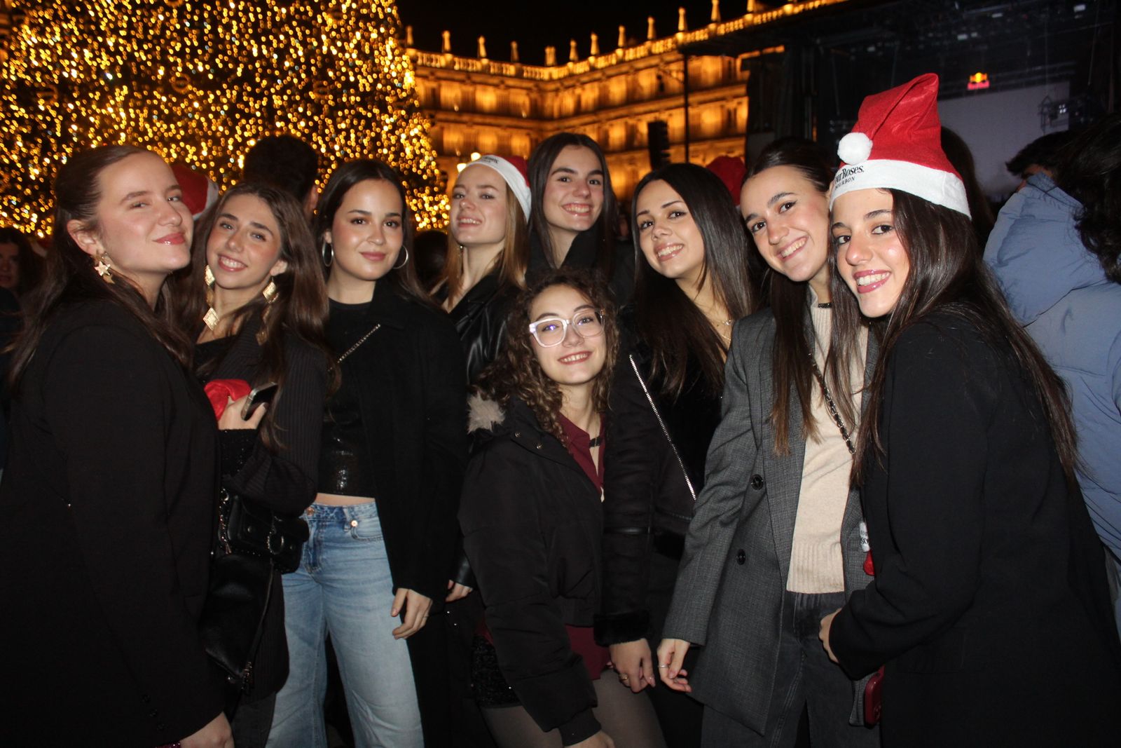 Miles de personas disfrutan de las campanadas y la fiesta del Fin de Año Universitario