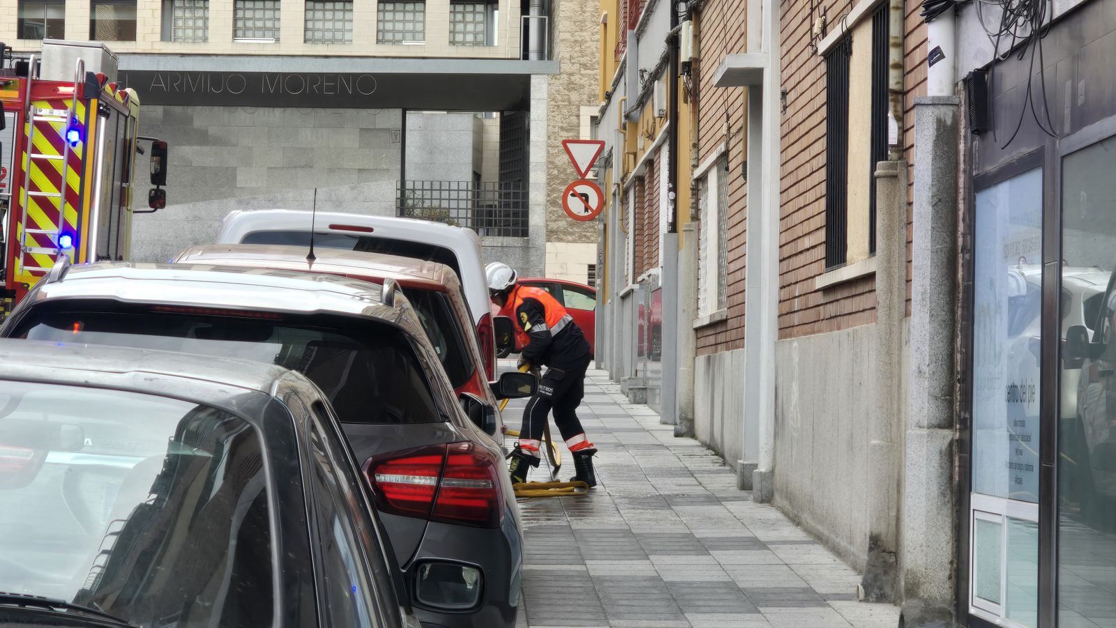 Fuego en la calle Villares con los bomberos de Salamanca y la Policía Local