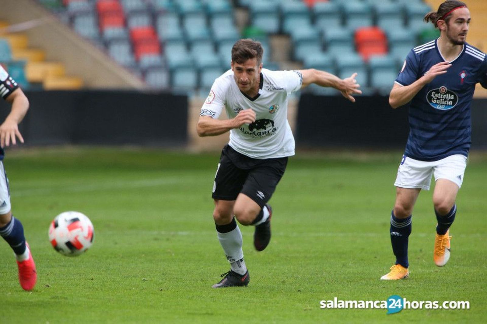 Fer Llorente pelea un balón ante el Celta B.