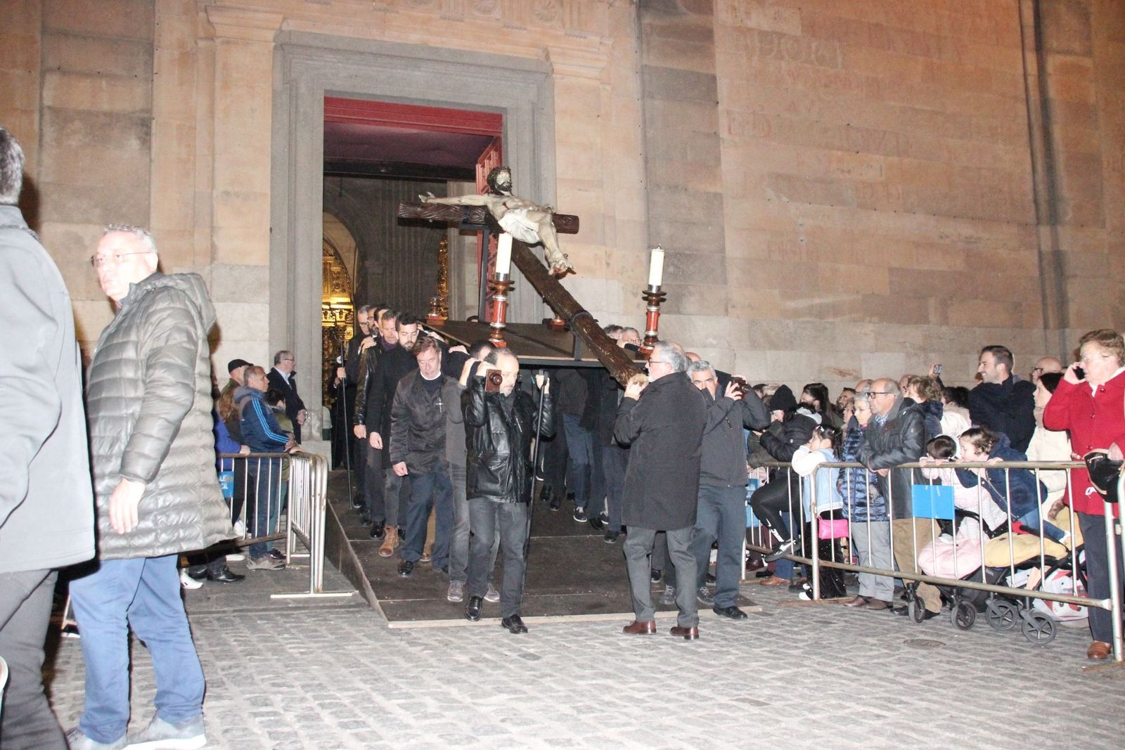 Procesión extraordinaria del Cristo de la Luz de la Hermandad Universitaria por el 75 aniversario fundacional