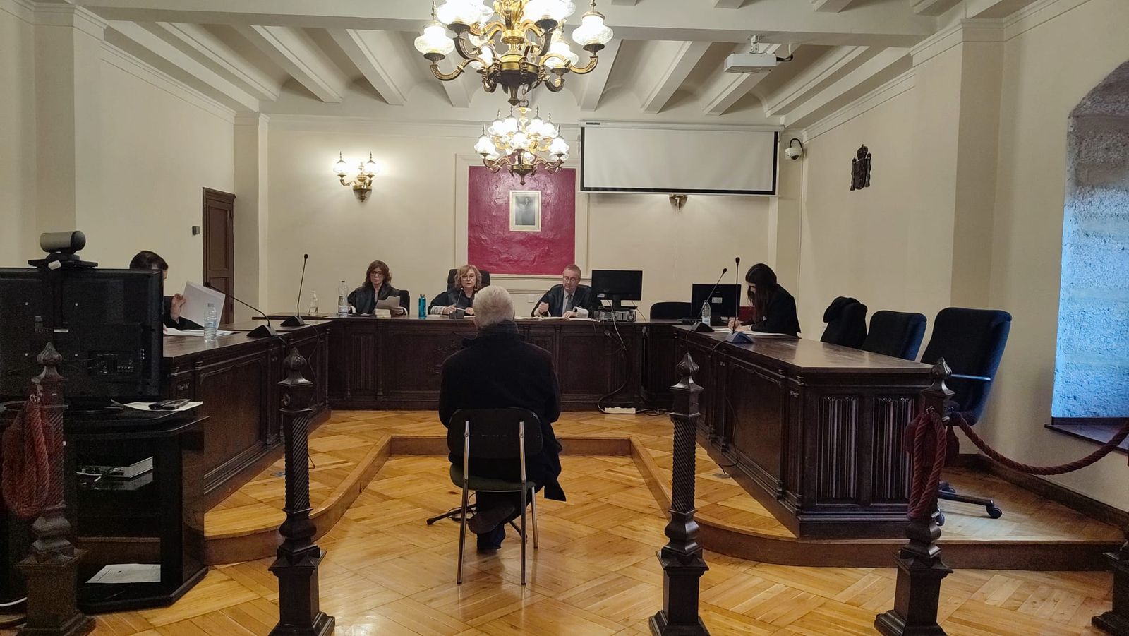 Juicio contra el acusado de un delito contra los derechos fundamentales