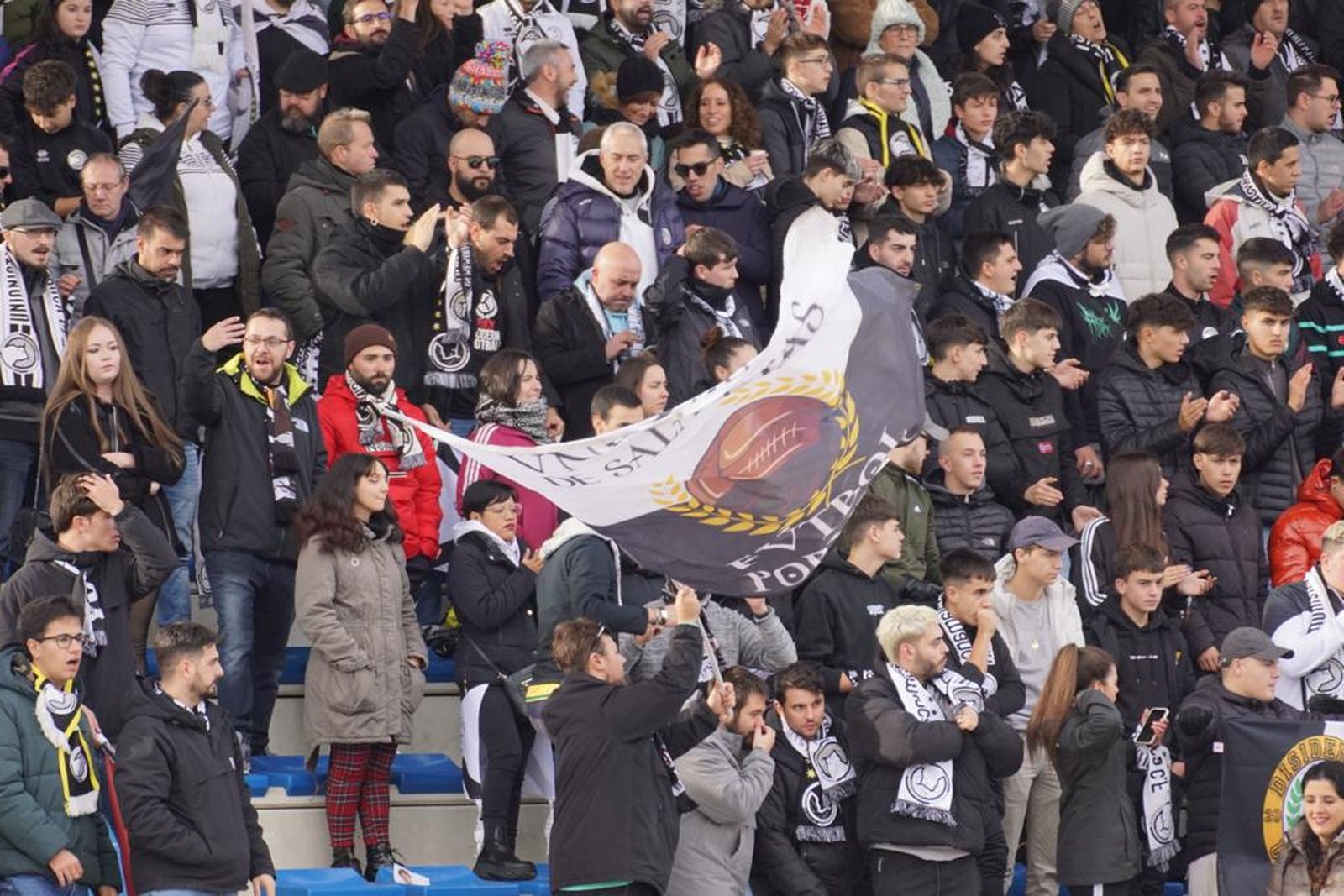 galeria-ambiente-en-las-gradas-en-el-partido-de-copa-del-rey-unionistas-sporting-de-gijon-foto-juanes-13