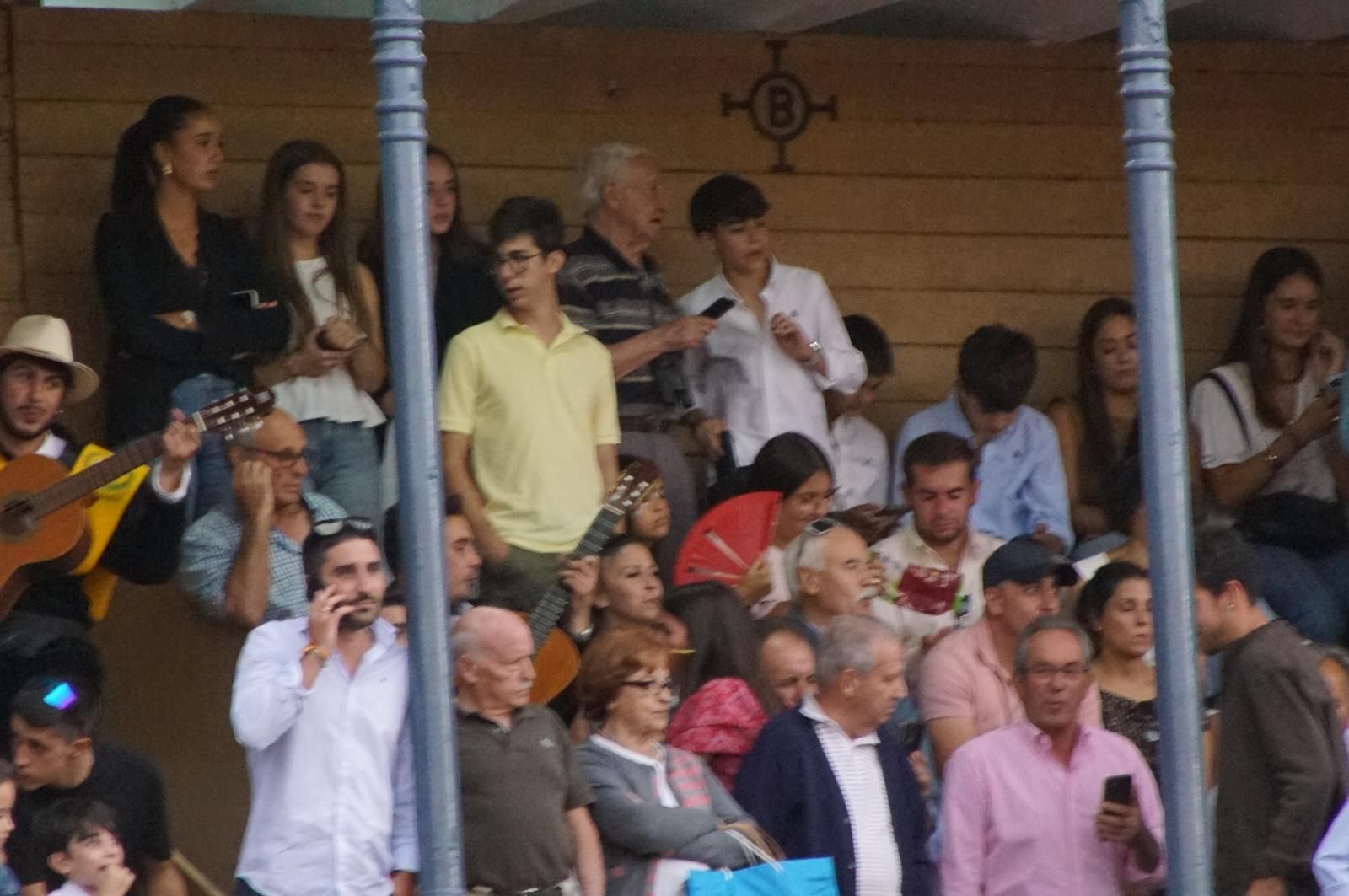 Expectación por ver los caballos de rejoneo en La Glorieta: imágenes del ambiente en los tendidos y en el patio de cuadrillas