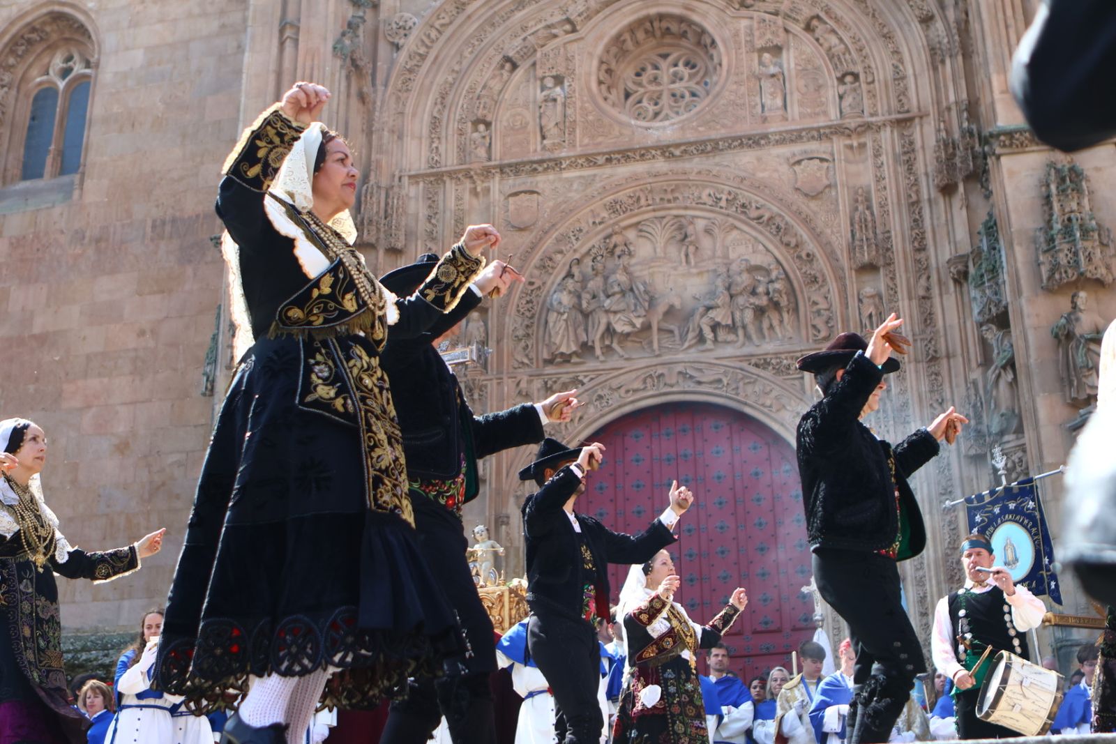 Procesión del encuentro de Nuestra Señora de la Alegría y Jesús Resucitado en el Domingo de Resurrección en Salamanca