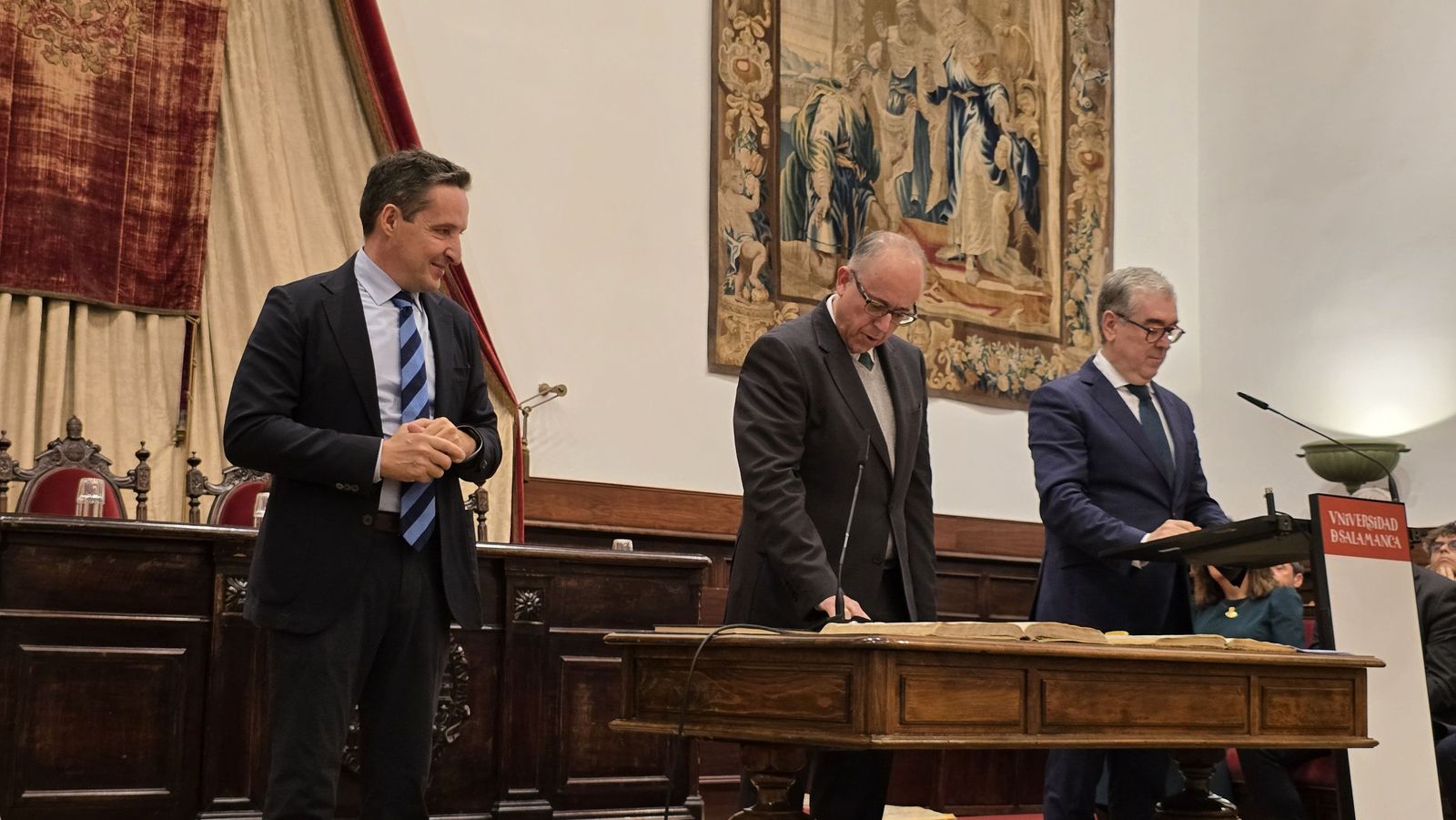 El rector de la Universidad de Salamanca preside el acto de toma de posesión de nuevos cargos académicos y del personal docente e investigador