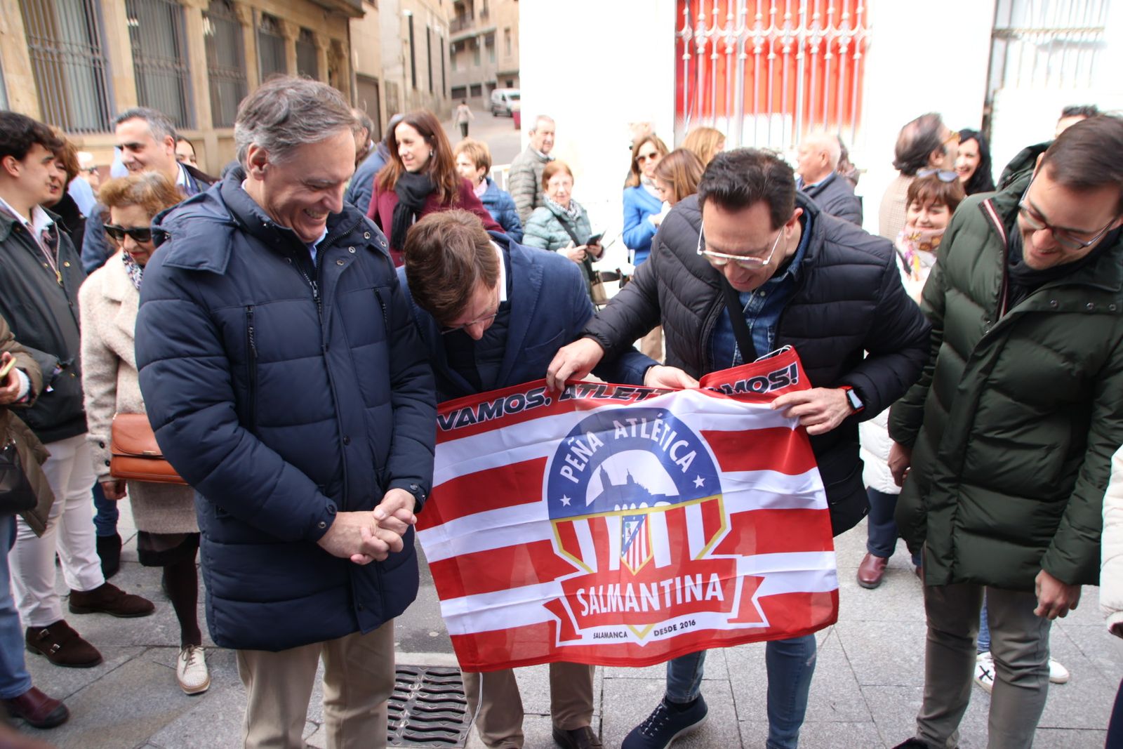 Almeida visita la carpa del pp del Liceo