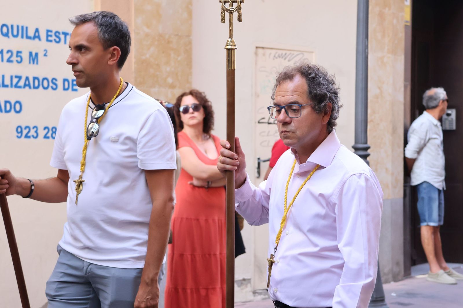 La Exaltación de la Cruz procesiona por las calles de Zamora rumbo a la carpa de San Bernabé