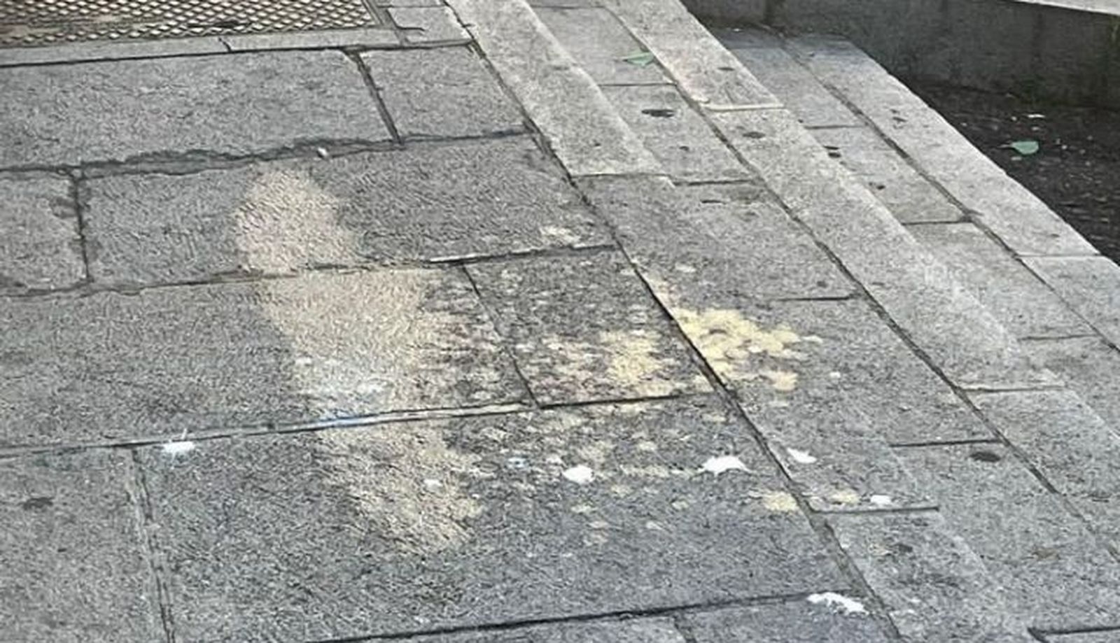 Acera sucia por los escupitajos y los restos arrojados por un vecino de Santos Jiménez a la vía pública Acera sucia por los escupitajos y los restos arrojados por un vecino de Santos Jiménez a la vía pública