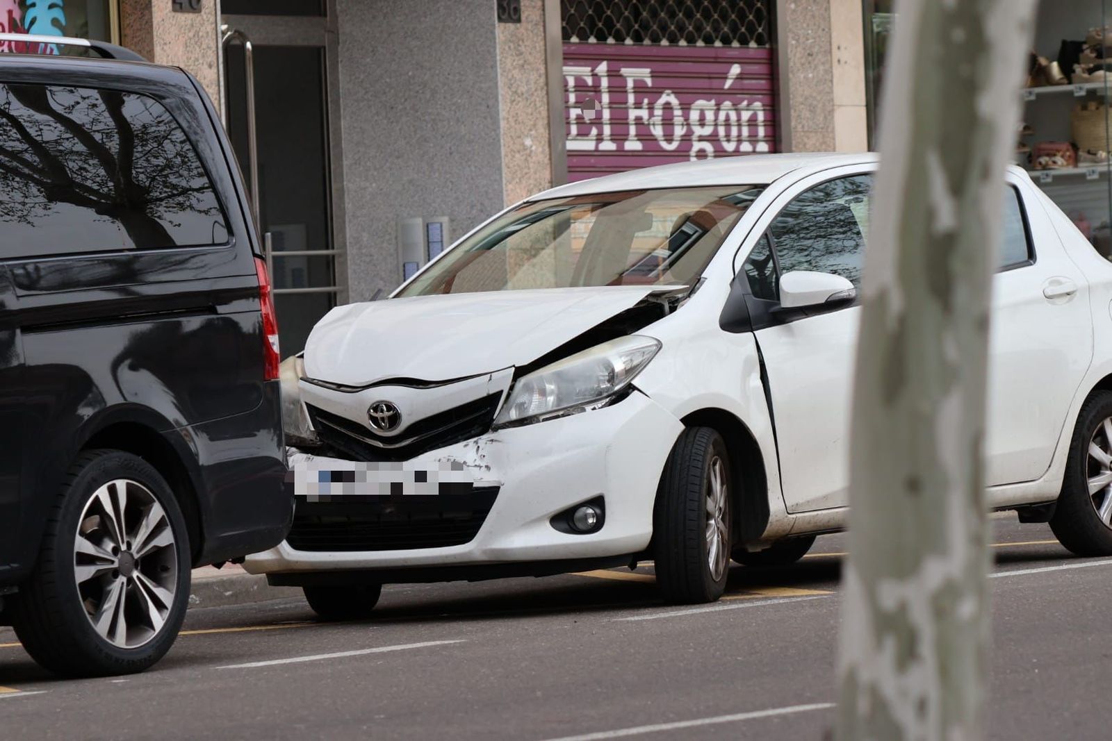 Daños en el coche que ha colisionado en el paseo de San Vicente