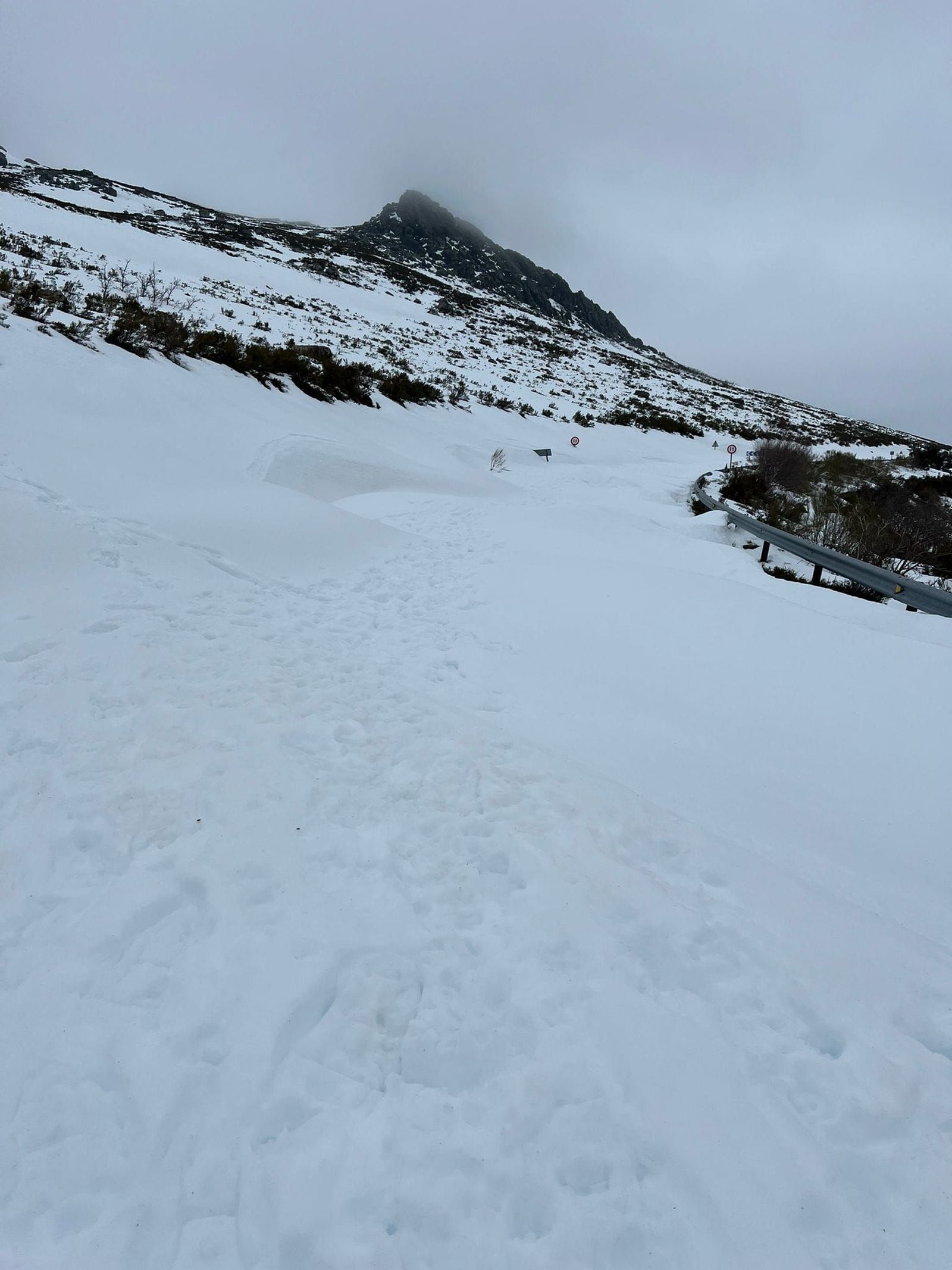 Los quitanieves intentan eliminar la nieve en la carretera del Alto de Vizcodillo