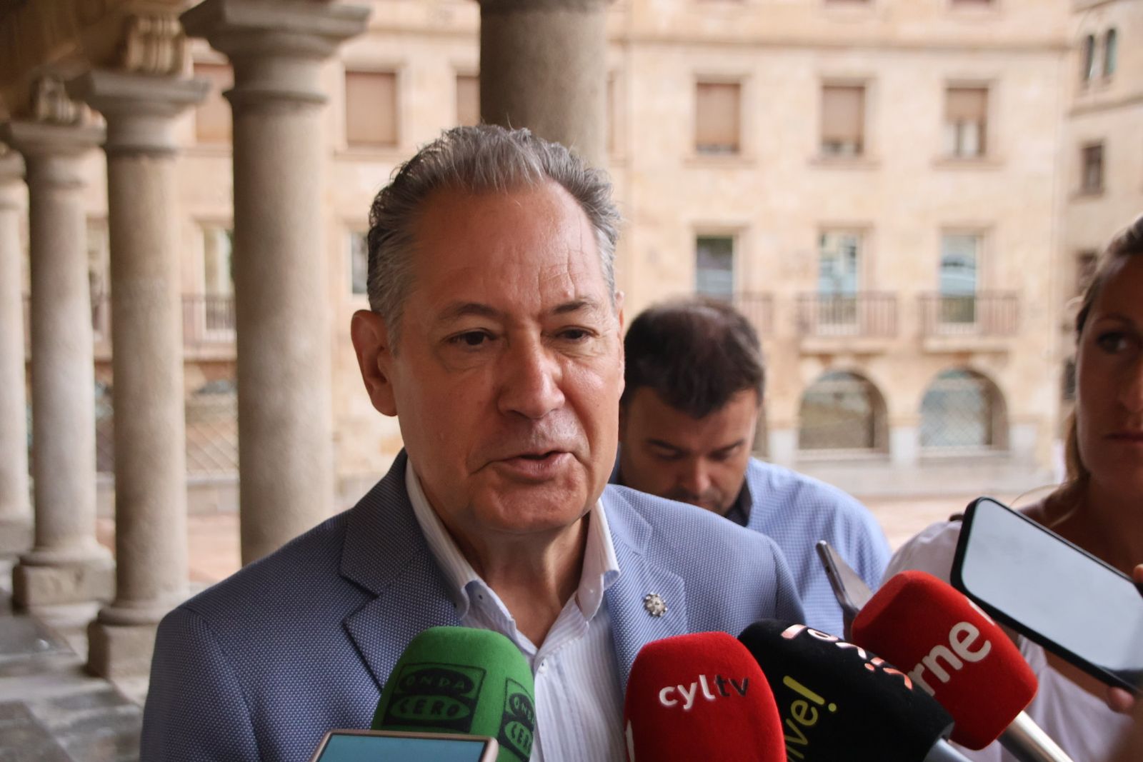  El concejal de Fomento, Fernando Carabias, visita la conclusión de las obras de renovación de la plaza de San Román