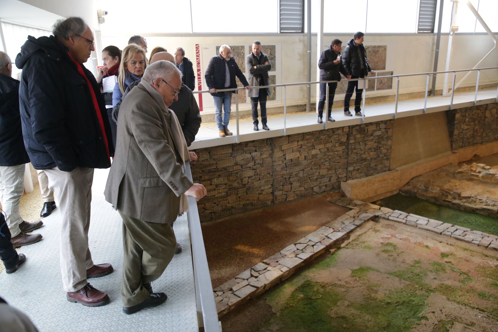 Gonzalo Santoja visita la villa romana de Camarzana. ICAL