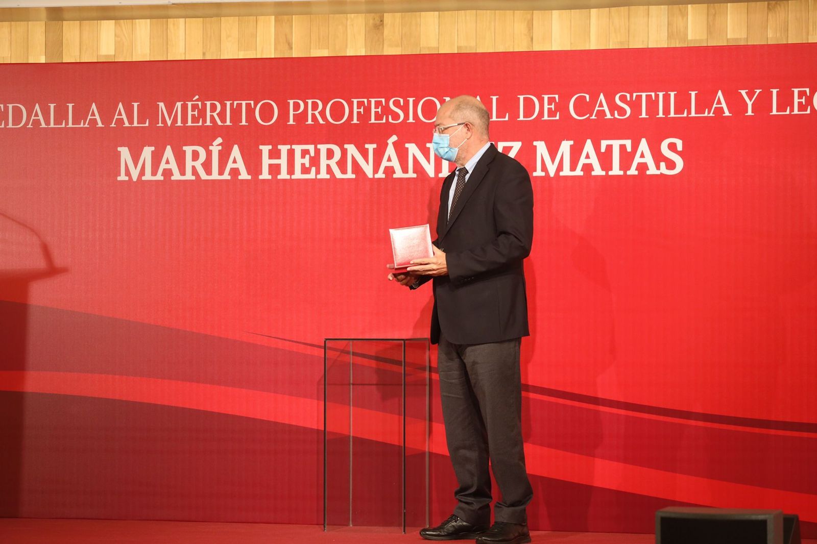 entrega-de-la-medalla-al-merito-profesional-a-la-cooperante-maria-hernandez-matas-4