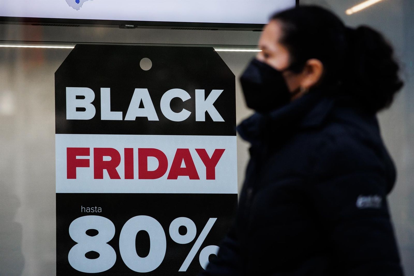 Un comercio anuncia descuentos del 80% por el Black Friday. Europa Press