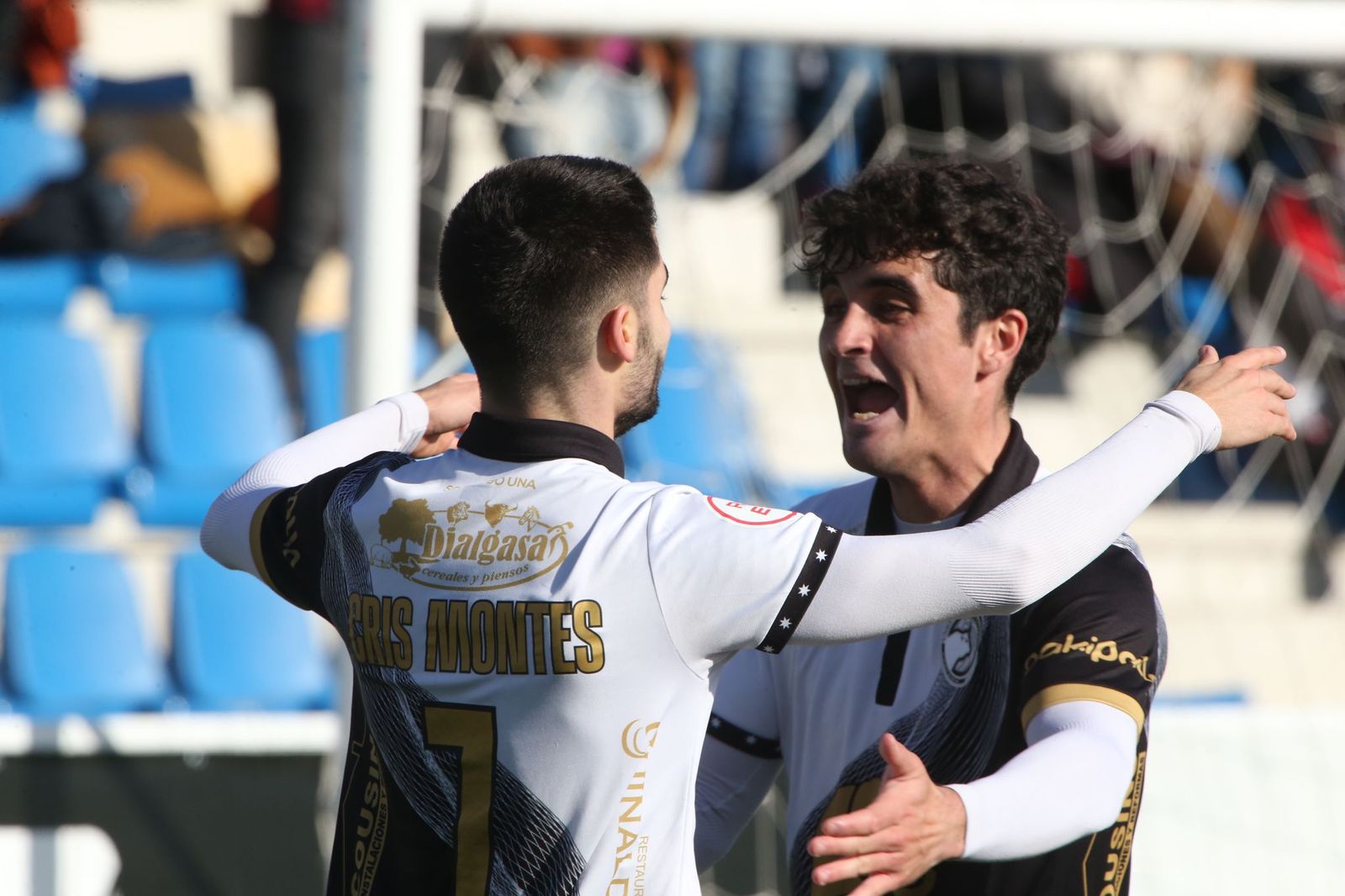 Mier felicita a Montes por el tercer gol ante la UD Logroñés / FOTO SALAMANCA24HORAS.COM