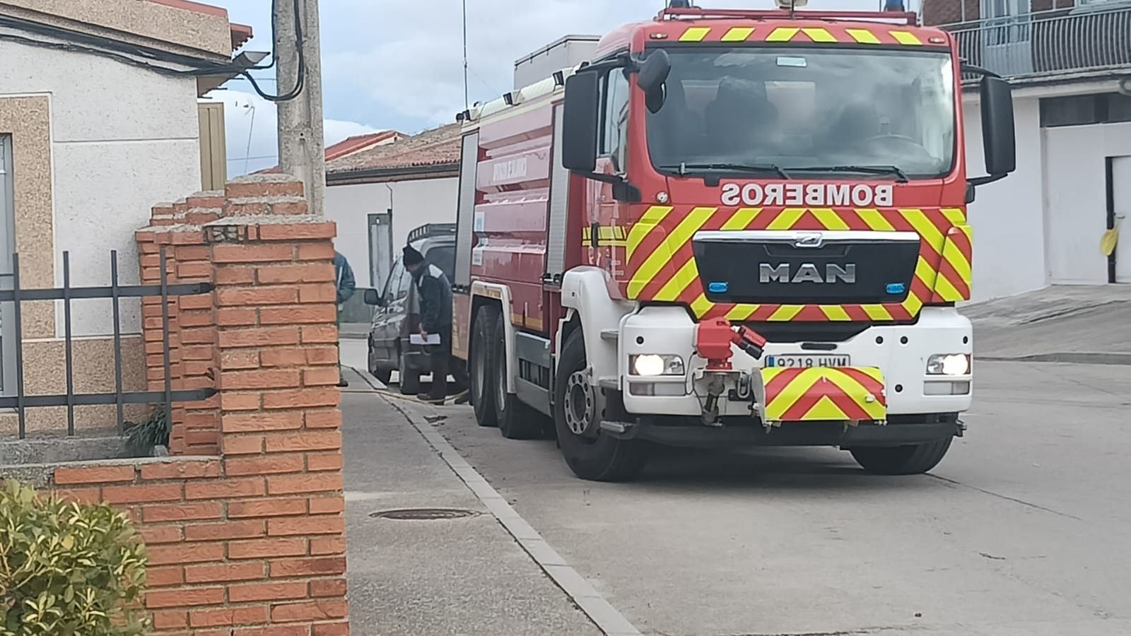 Bomberos abasteciendo agua potable en Cantaracillo Bomberos abasteciendo agua potable en Cantaracillo