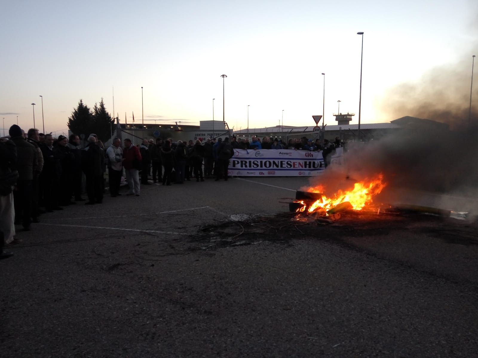 Barricada de fuego en huelga de funcionarios de prisiones en Leu00f3n