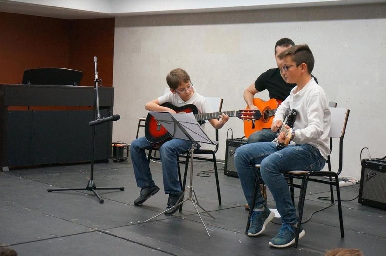 Los alumnos de la Escuela de Música de Villares deleitan a los espectadores durante la gala de Navidad