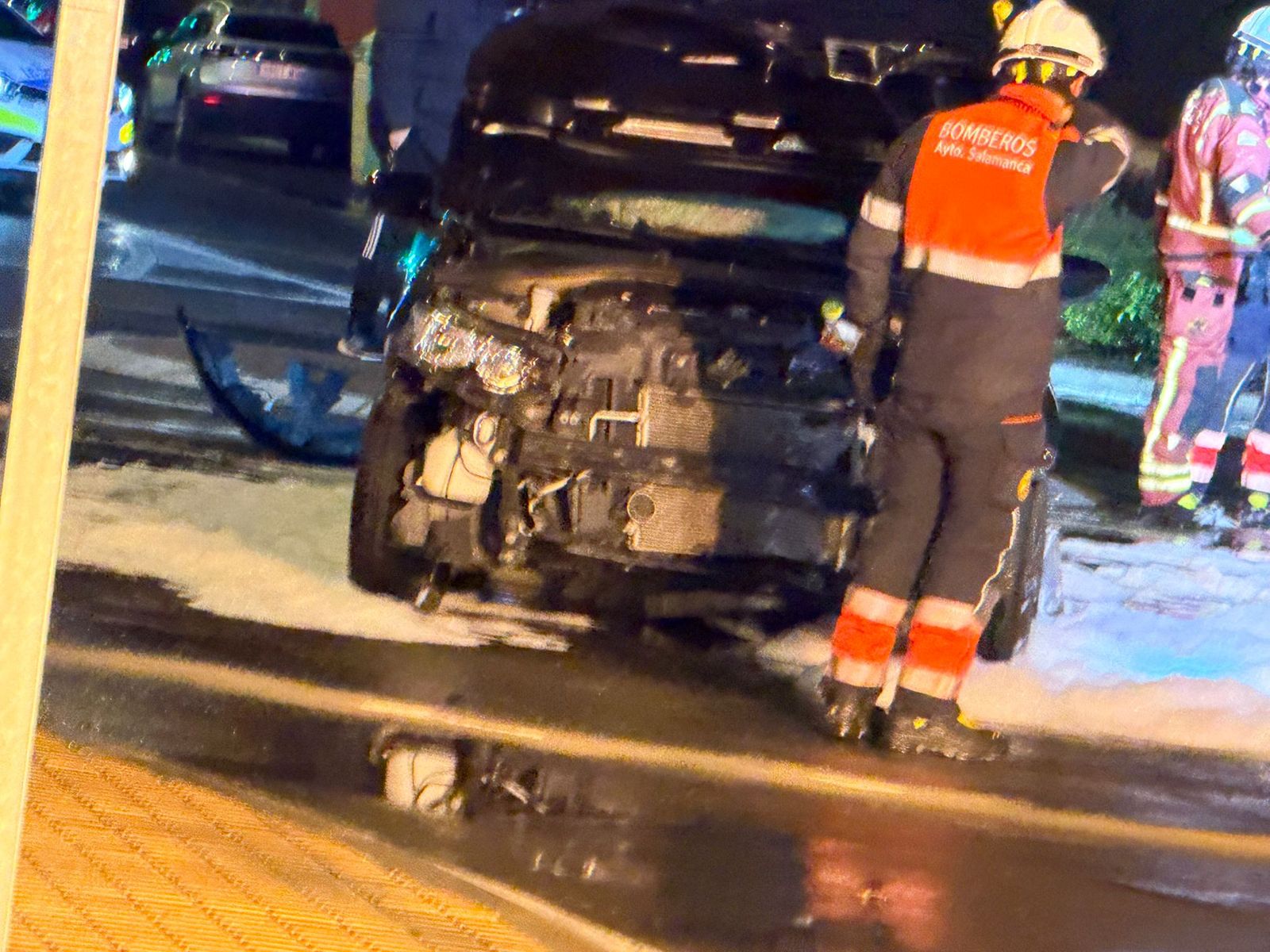 Un coche atraviesa una rotonda y acaba destrozado en la avenida de la Merced