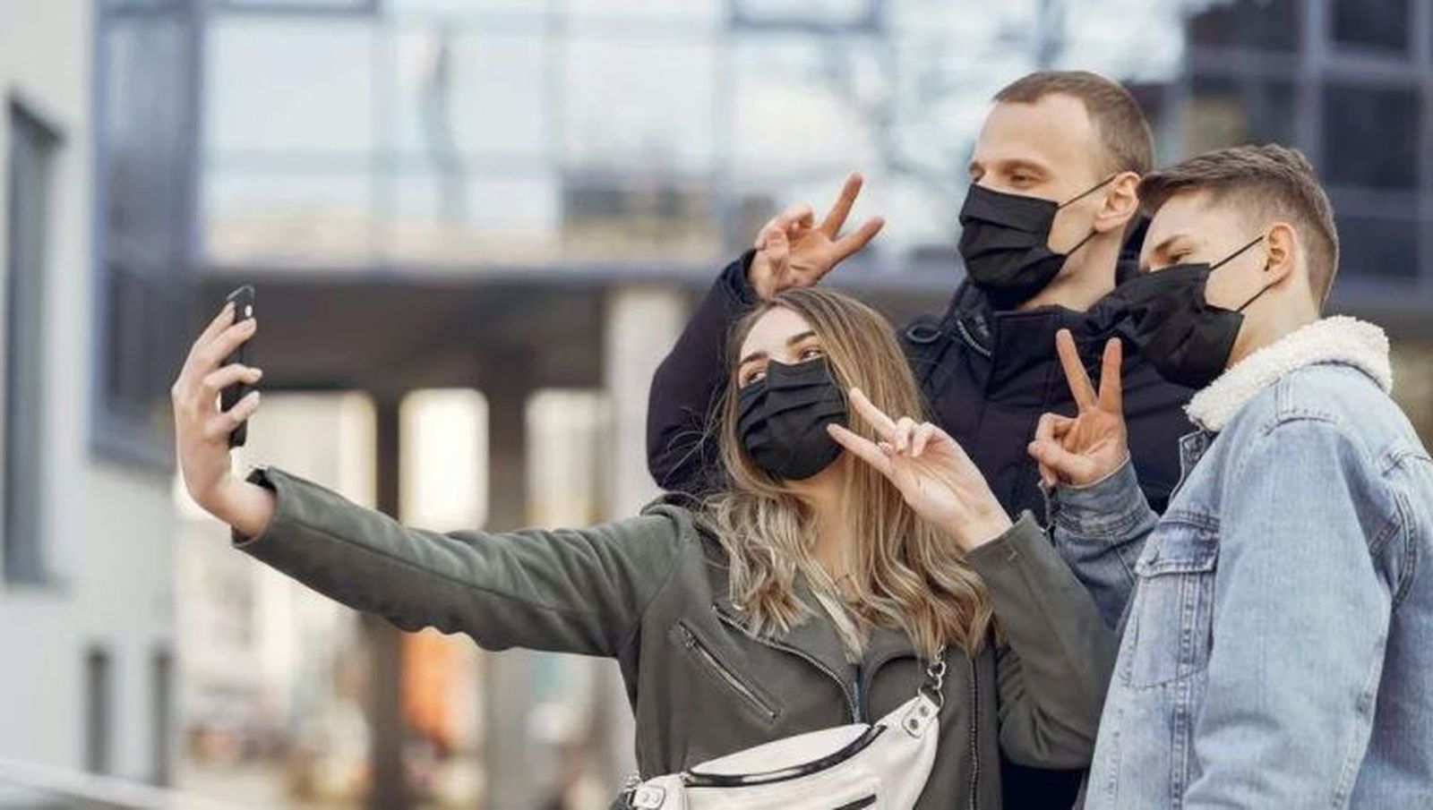 Jovenes con mascarilla