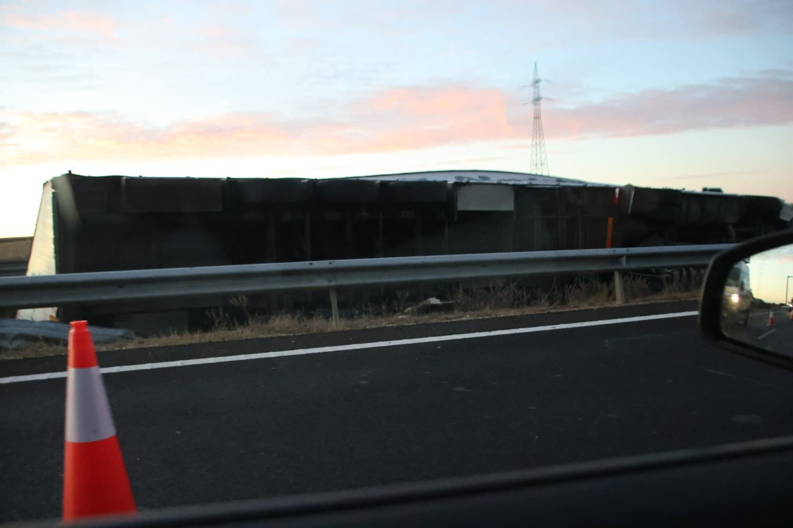 Un camión vuelca en la A-62