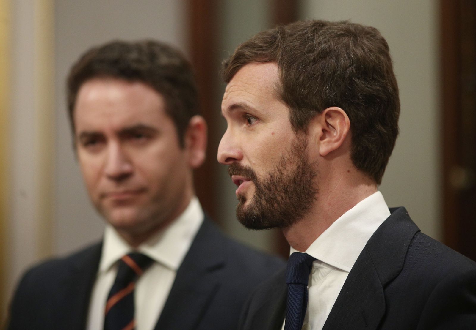 El presidente del Partido Popular, Pablo Casado, en rueda de prensa junto al secretario general del partido, Teodoro García Egea (izq),  tras finalizar la sesión de constitución de las Cortes para