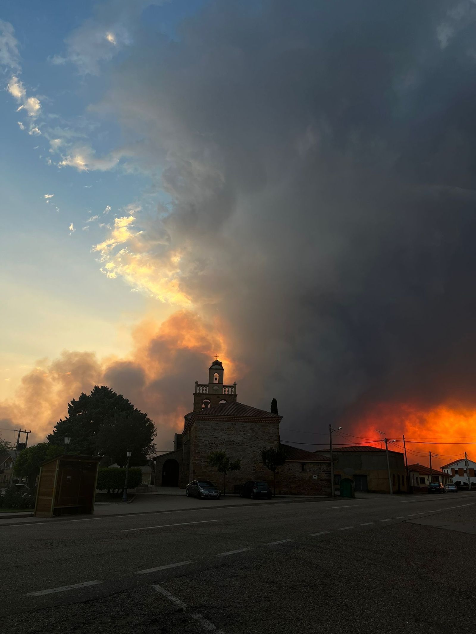 Vecinos de Pozuelo en el incendio. Foto Nitzy de la Mano (7)