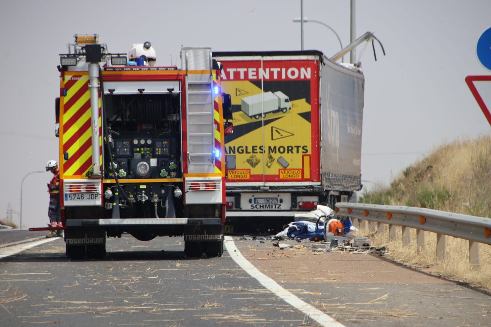 Un accidente entre dos camiones deja una persona inconciente en la A-62
