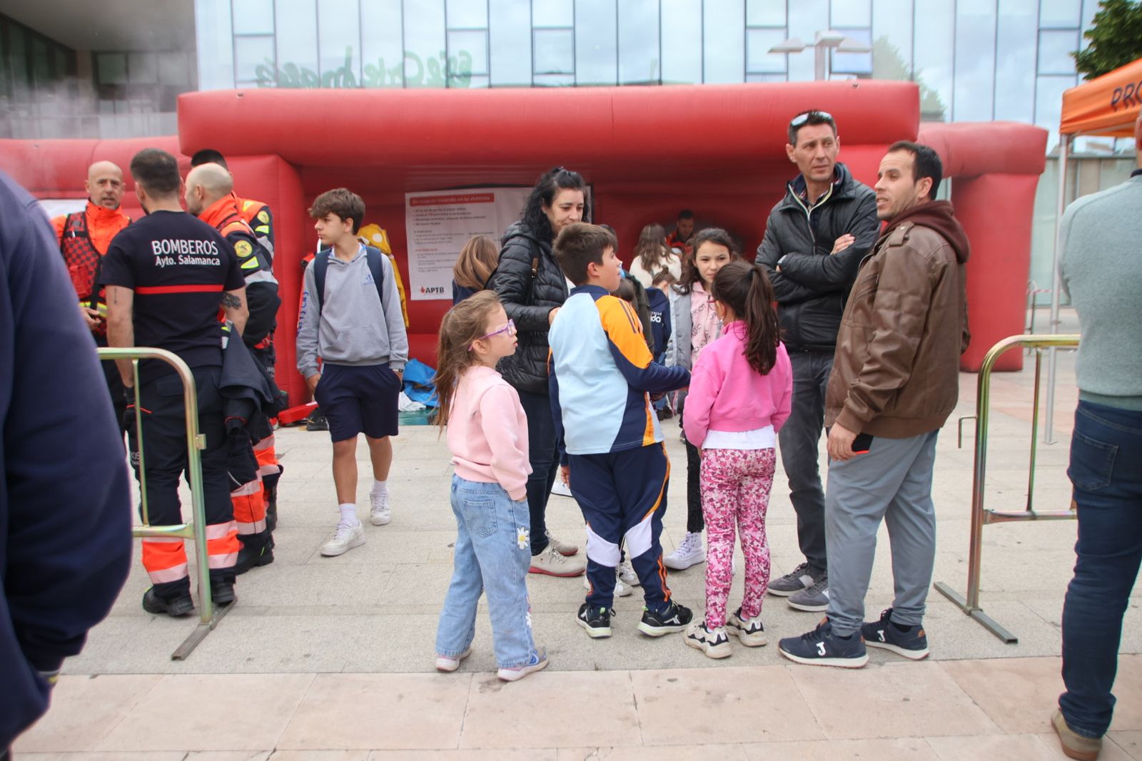 Talleres de prevención de incendios y primeros auxilios y una muestra de vehículos y material de bomberos