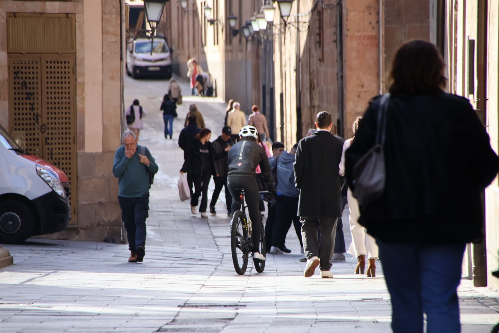 Gente por las calles de Salamanca