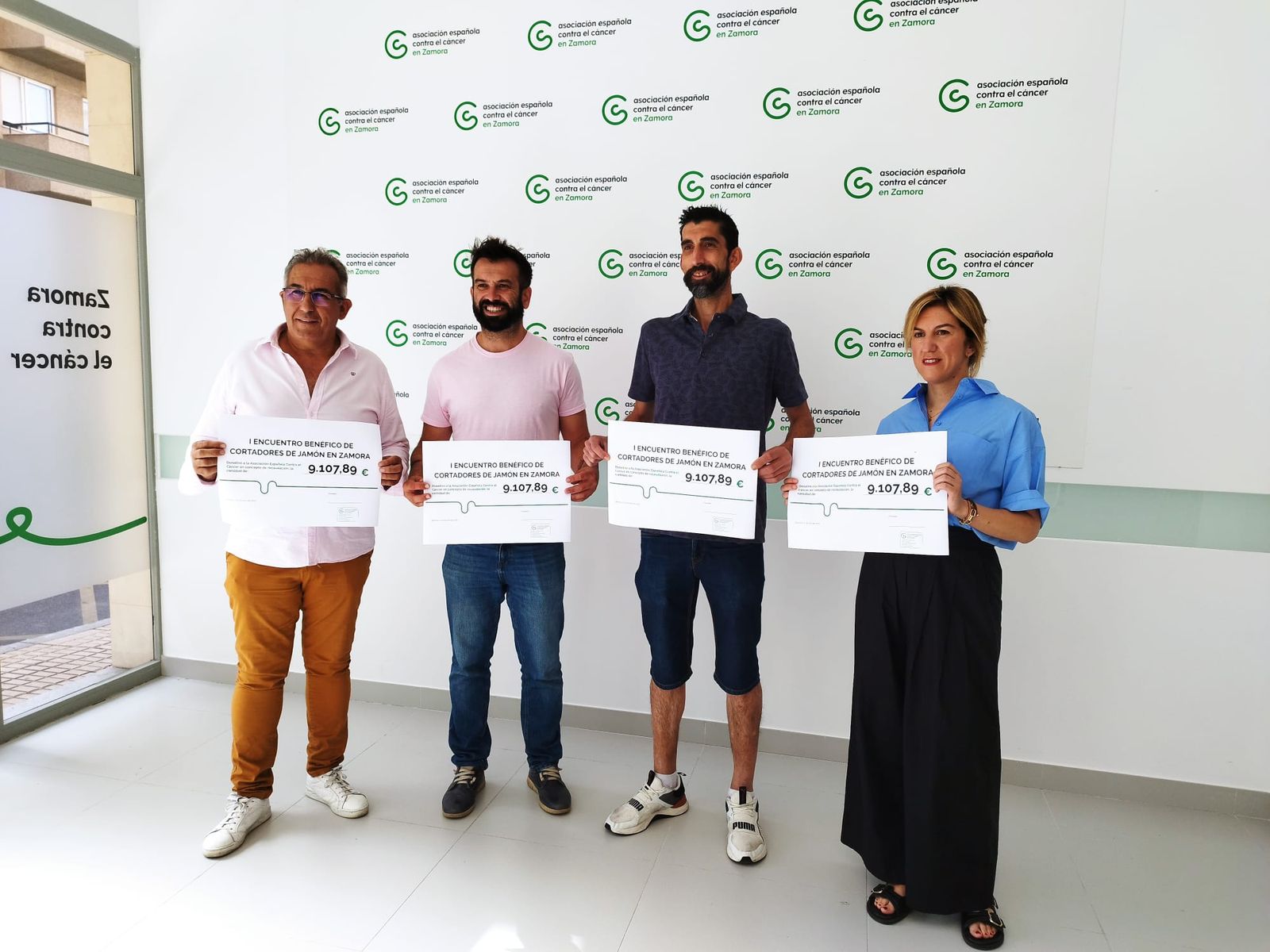 De izquierda a derecha, Jesús Rodrigo, David Gago, Raúl Ariza y Juana Cuadrado, secretaria de la AECC