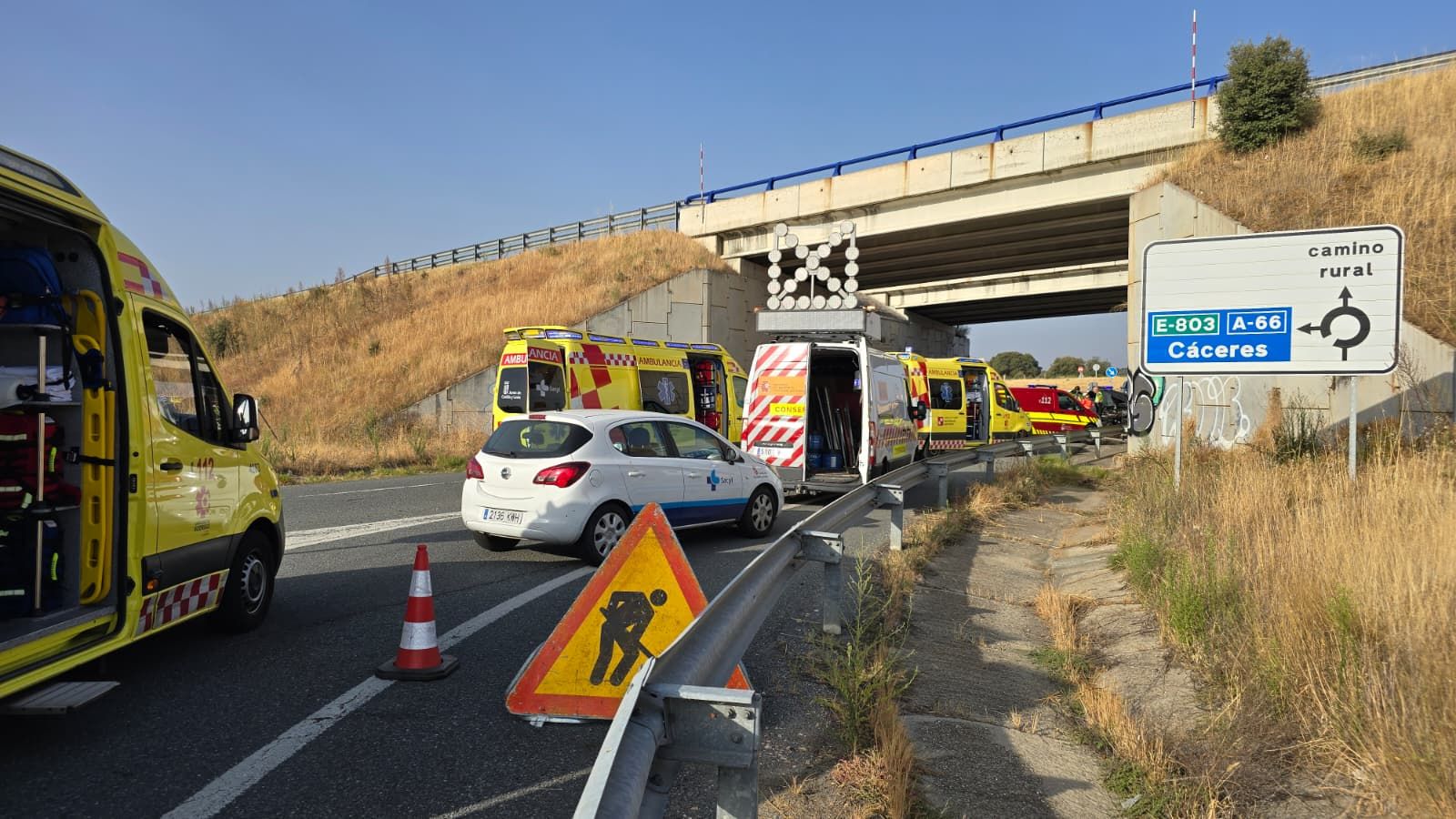 Un vehículo se precipita a unos siete metros de altura desde la A-66 a la N-630