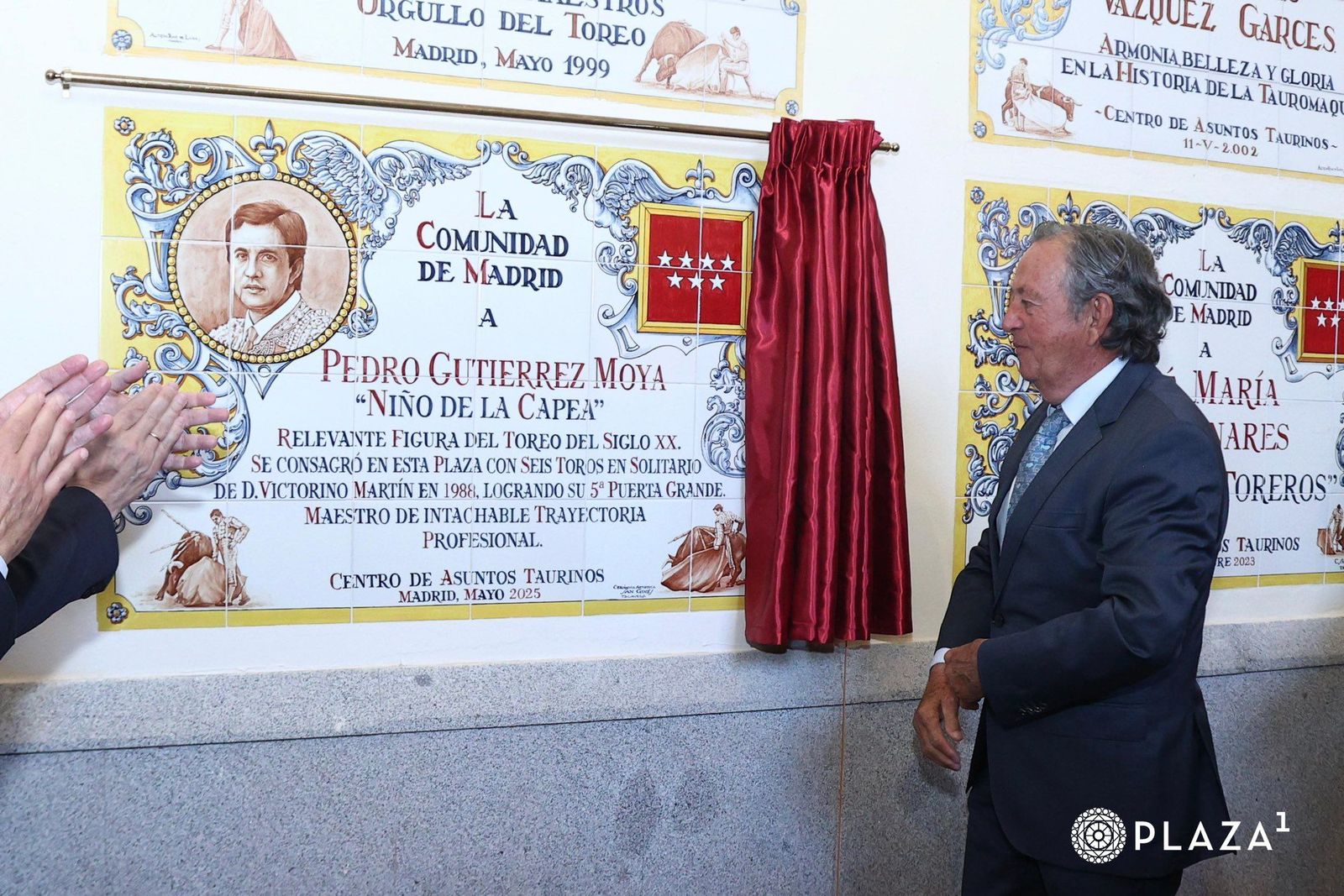 El Niño de la Capea descubriendo el azulejo que reconoce su trayectoria en Las Ventas. Foto @LasVentas | PLAZA 1