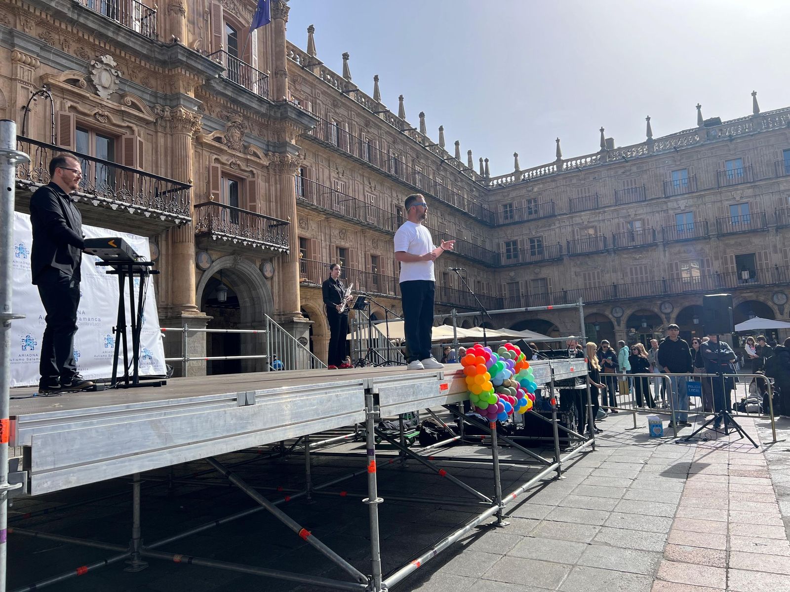 Acto de sensibilización en la Plaza Mayor de Salamanca con motivo del Día Mundial de Concienciación sobre el Autismo