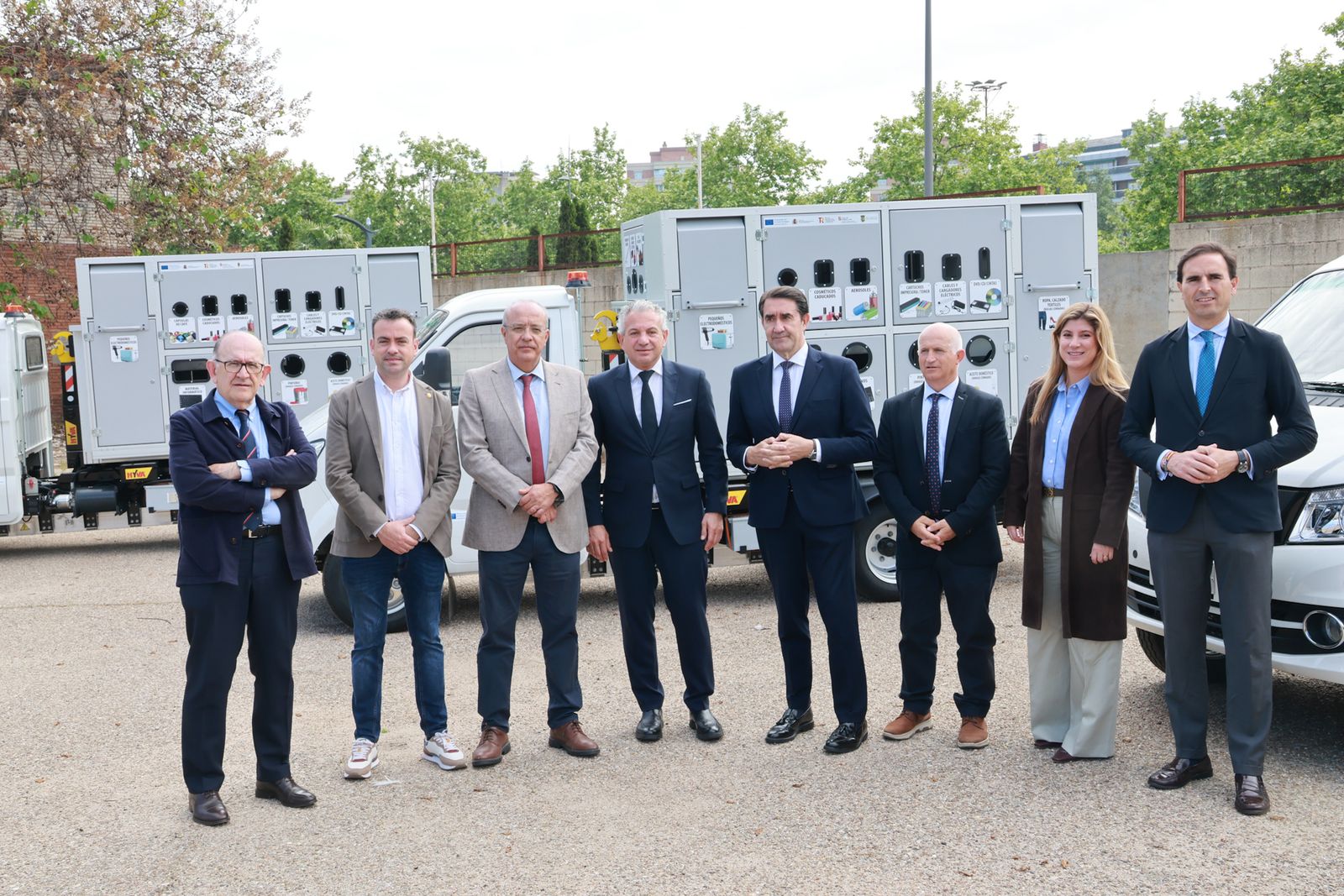 Entrega de camiones y puntos limpios móviles