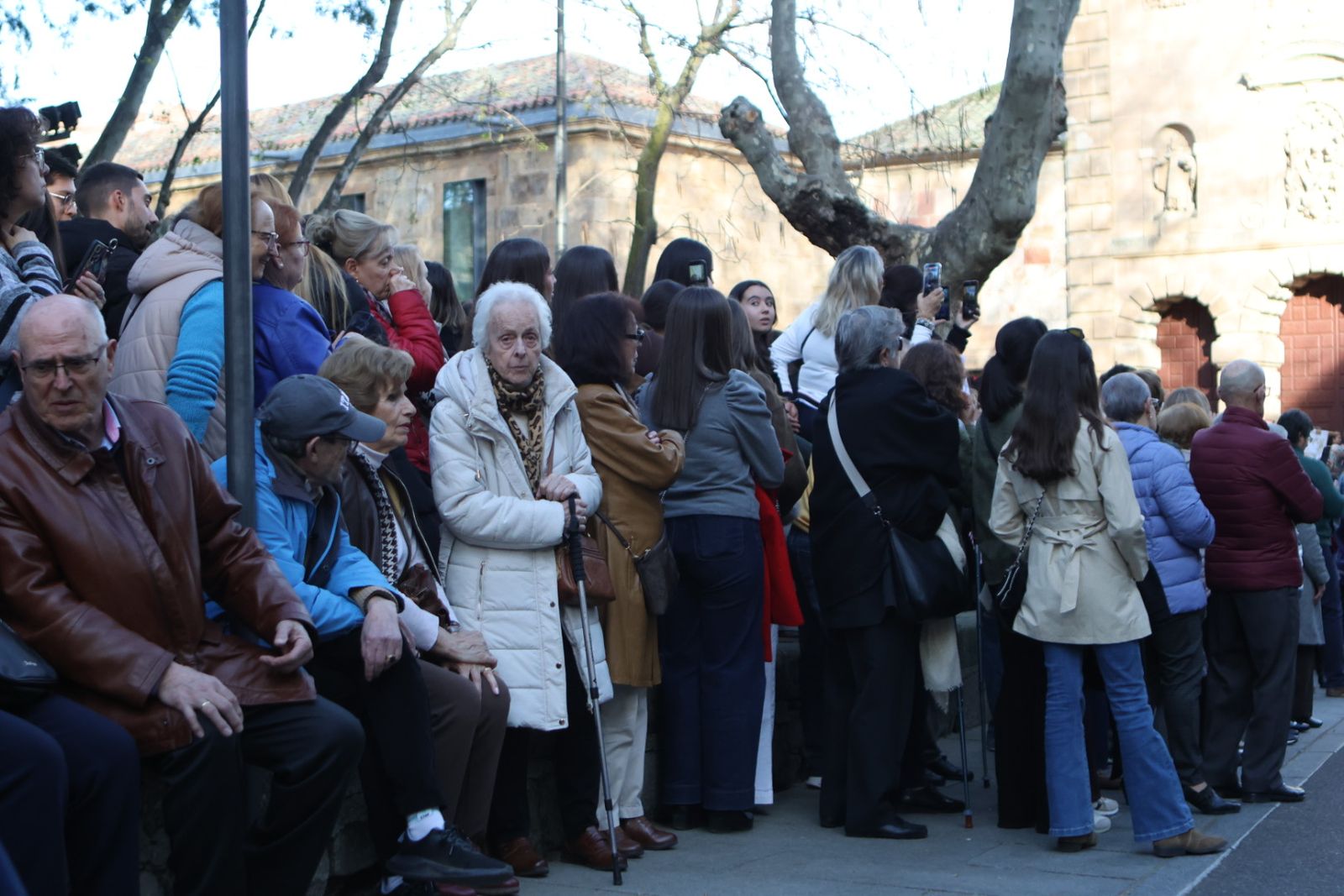 Jesús Rescatado procesiona en Salamanca con su nueva túnica y la atenta mirada de cientos de fieles