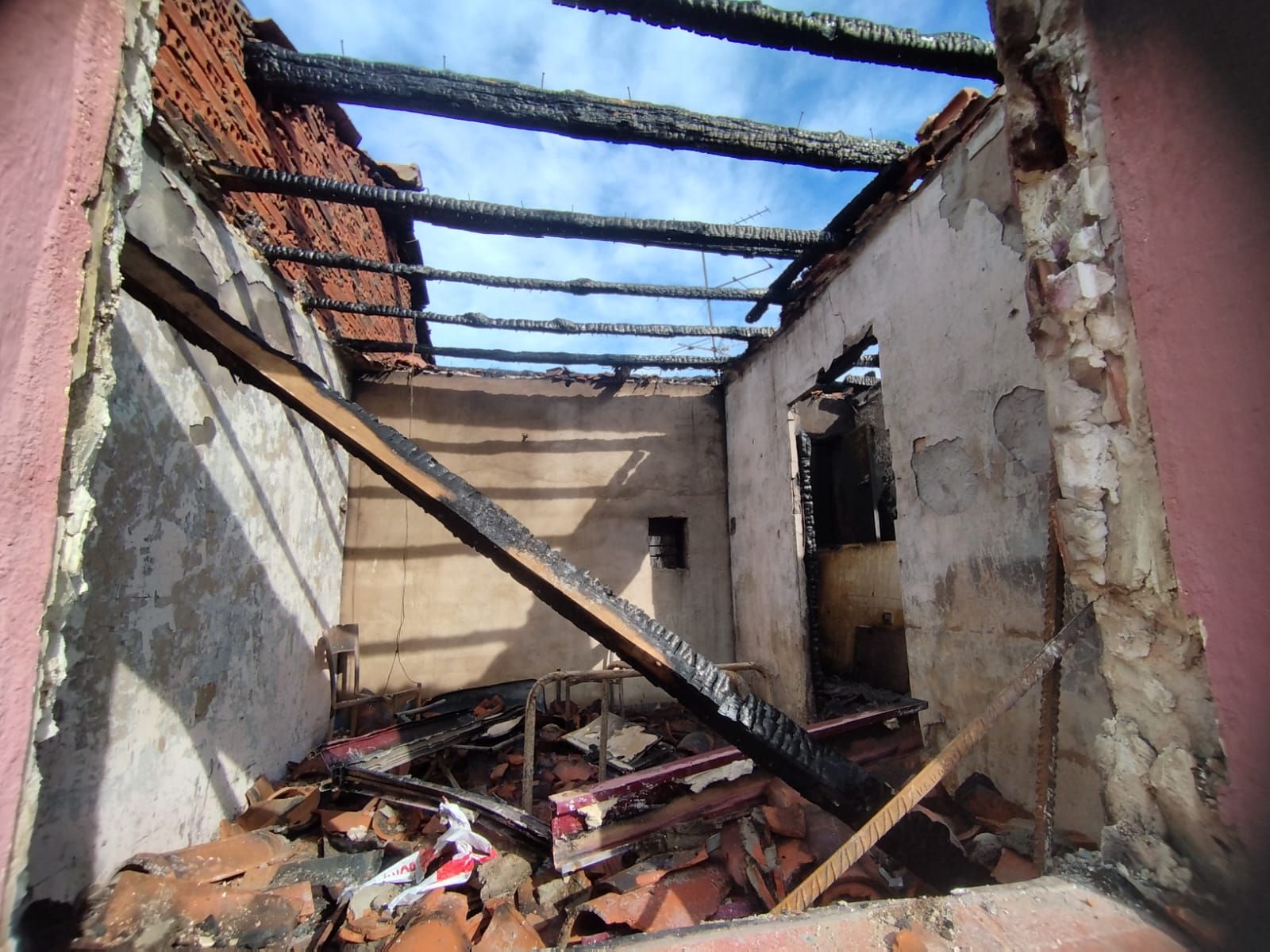 Un incendio destruye una vivienda en la calle Limón de Pizarrales