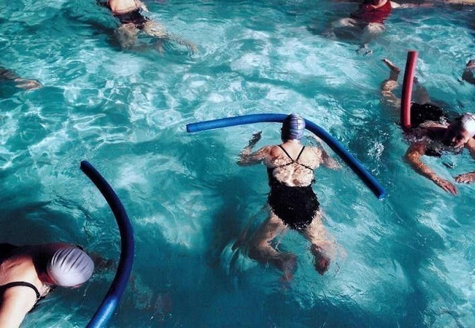 Personas mayores en la piscina.Foto de archivo