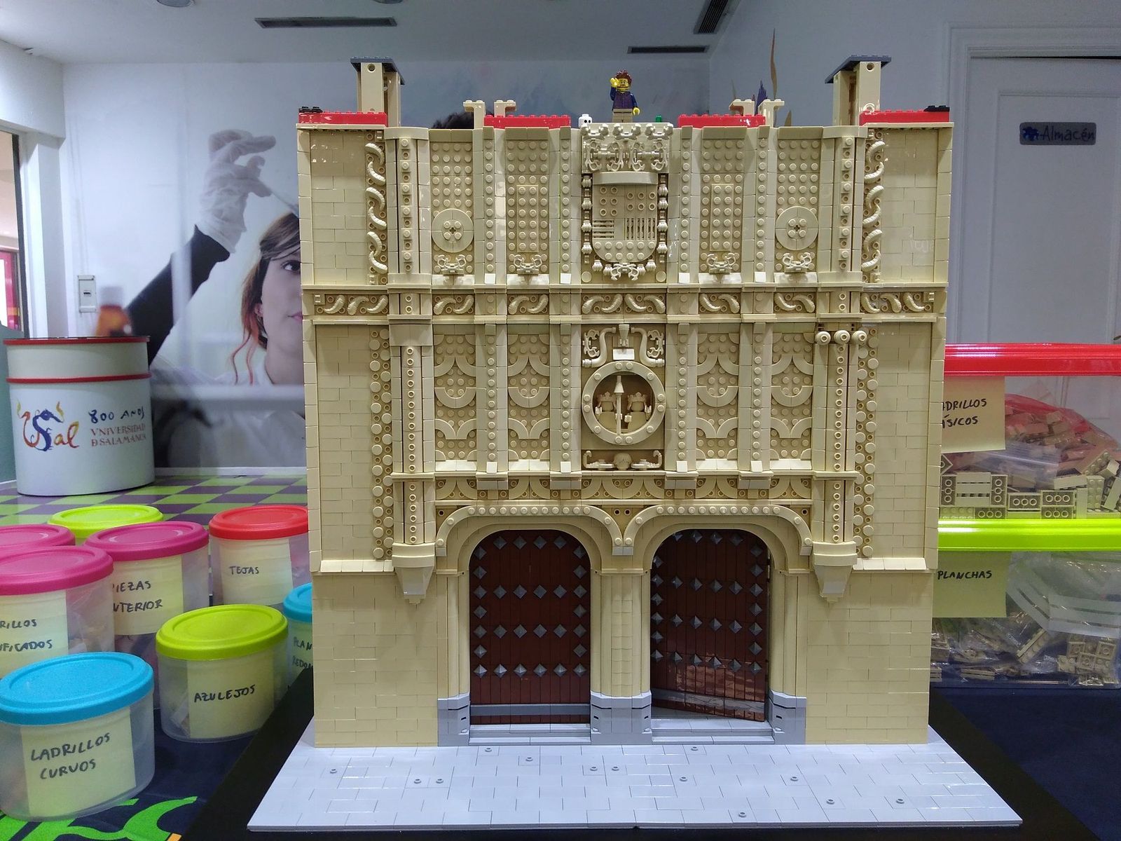 Reproducción de la fachada de la Universidad en piezas de Lego