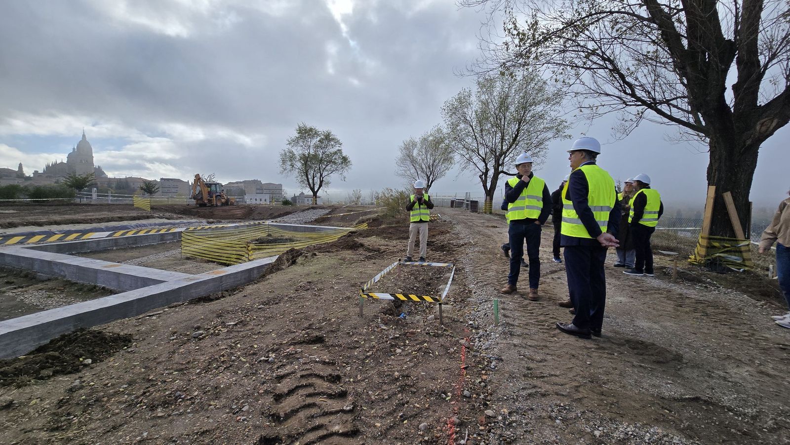 El alcalde de Salamanca, Carlos García Carbayo, informa de los hallazgos y las actuaciones que se están realizando en el Cerro de San Vicente