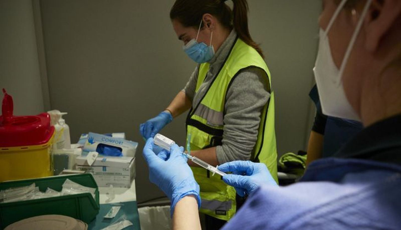 Dos trabajadoras sanitarias en un dispositivo para administrar la vacuna contra la covid 19 1 728x418