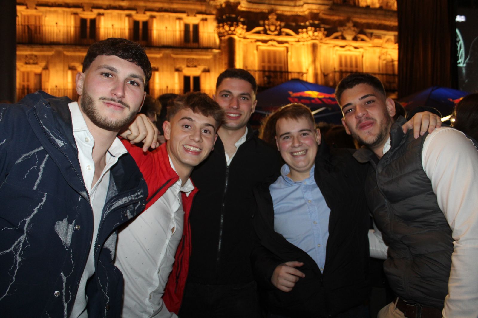 Miles de personas disfrutan de las campanadas y la fiesta del Fin de Año Universitario