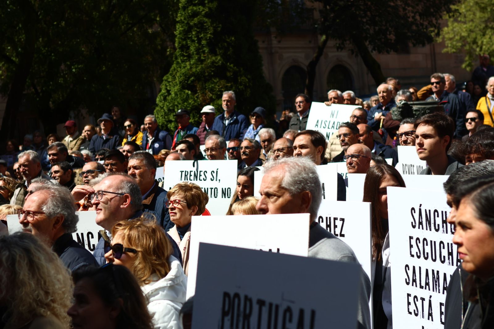 Así se ha vivido, en imágenes, la protesta que clama mejores conexiones ferroviarias en Salamanca