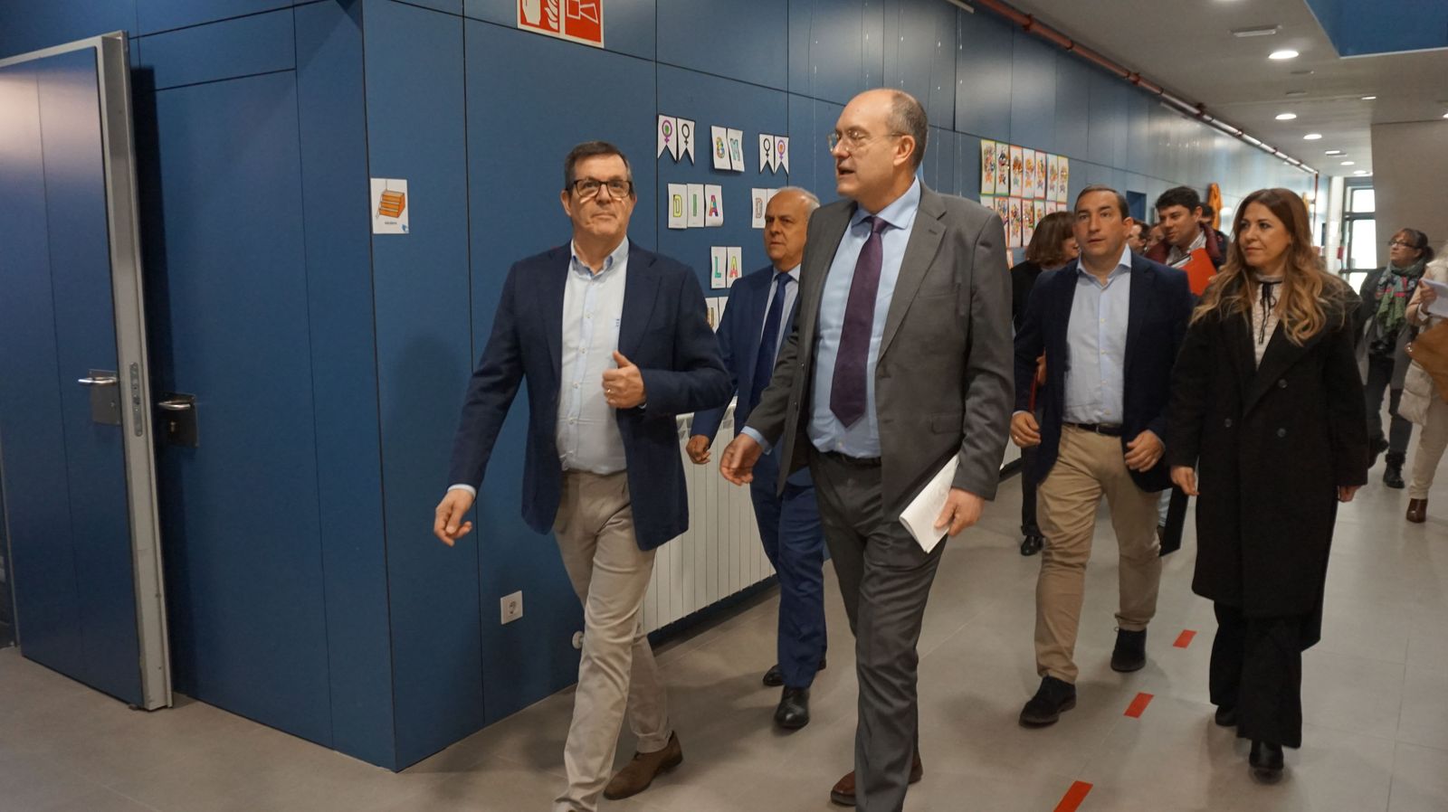 el-director-general-de-centros-e-infraestructuras-jose-migel-saez-visita-la-ultima-fase-al-ceip-maria-moliner-de-castellanos-de-moriscos-14
