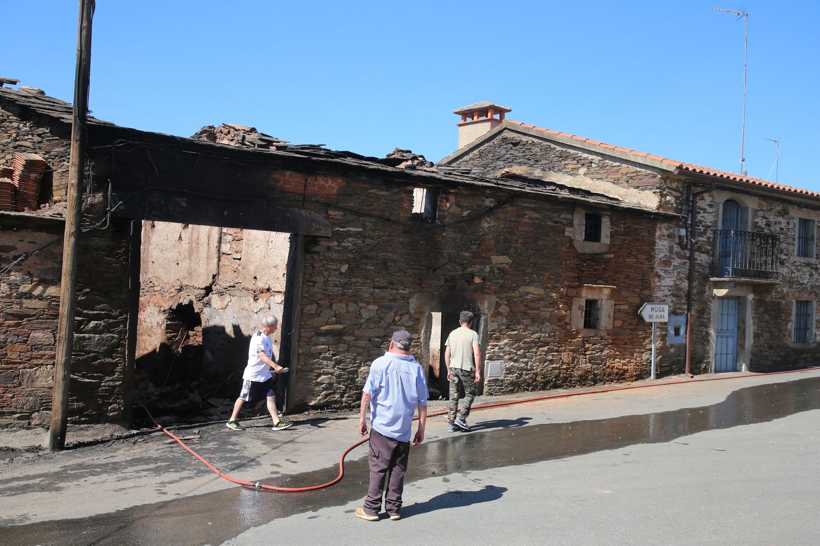 Los vecinos desalojados en el incendio de Vegalatrave regresan a sus casas. ICAL (4)