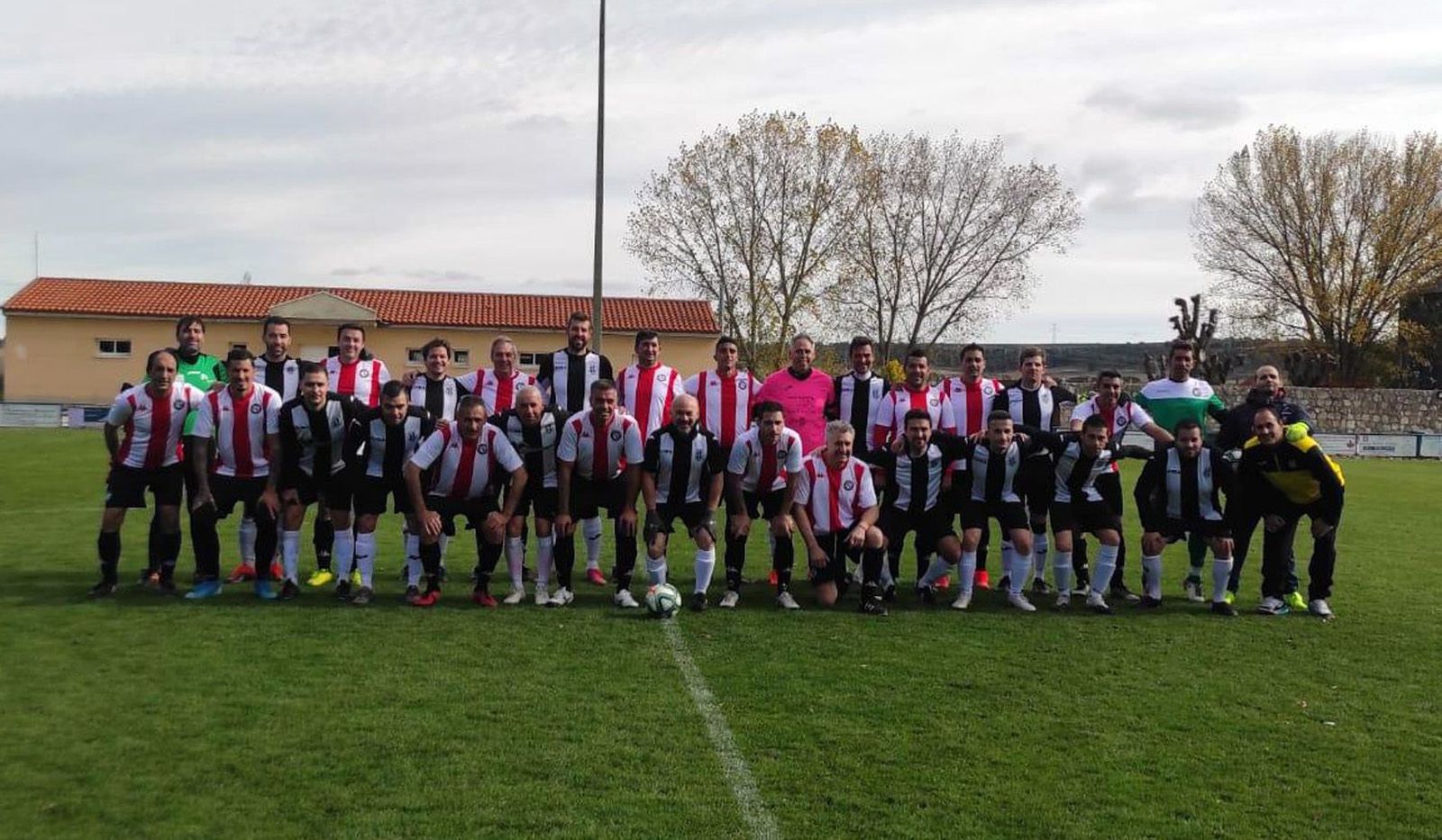 Veteranos del Zamora y del Rioseco posan en el centro del campo
