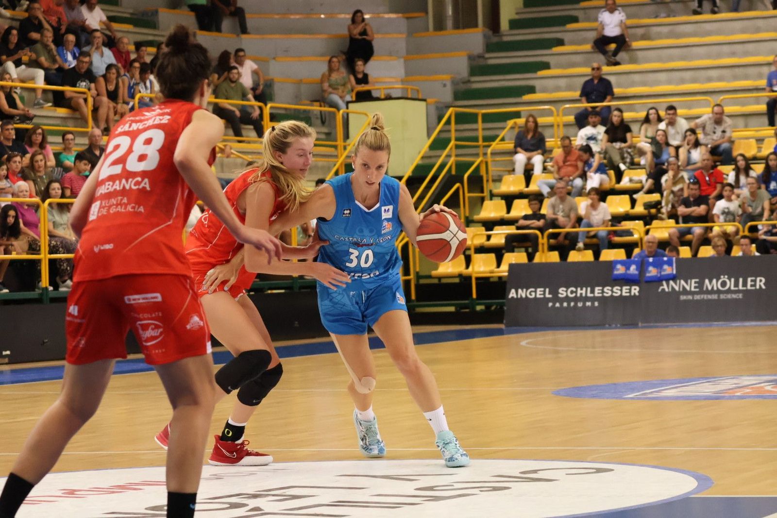 Laura Gil, en el amistoso ante Ensino | FOTO ANDREA MATEOS